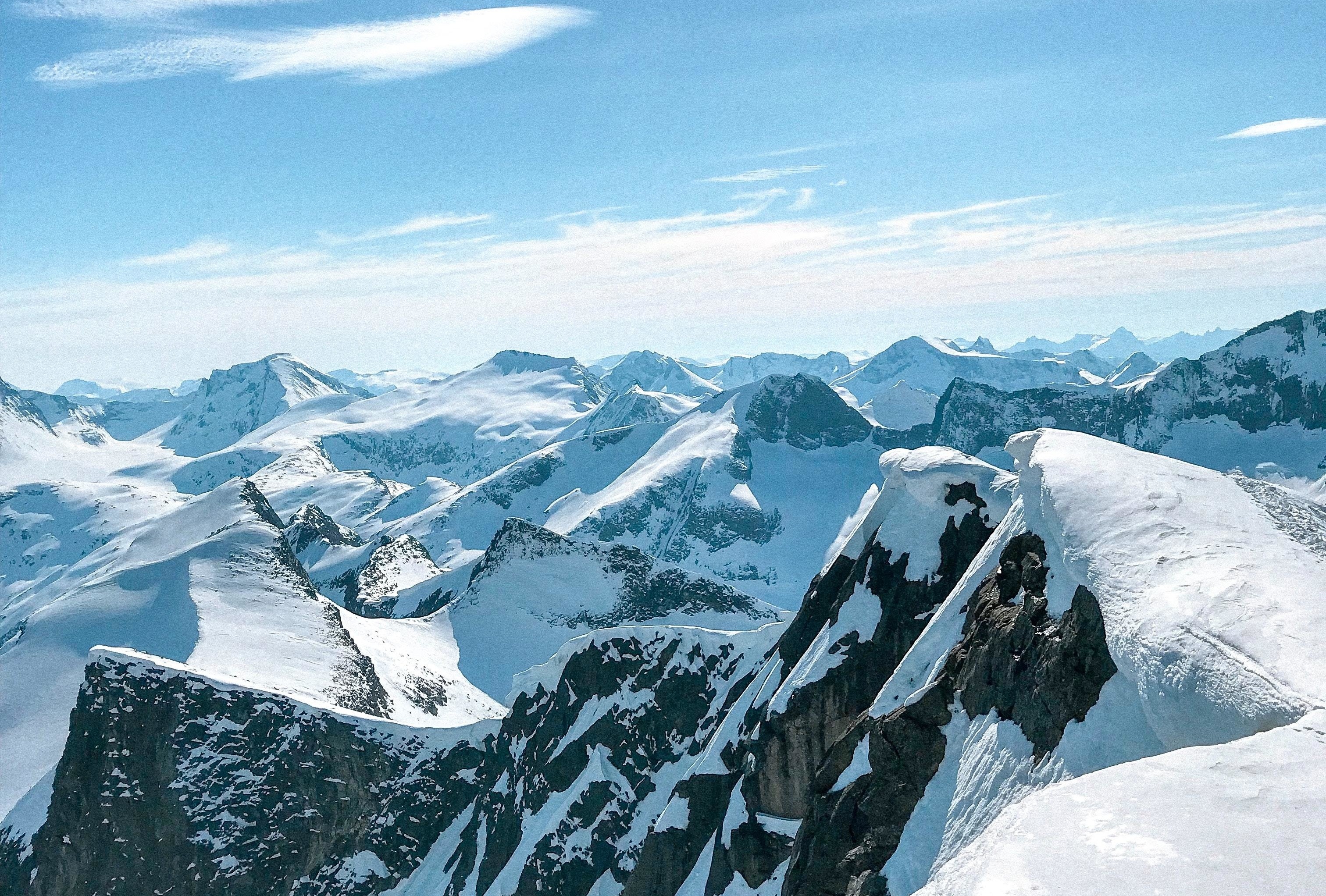 Snow capped mountains. Верхушка горы. Верхушка горы небо. Горы ледники и Луч солнца. Обои верхушка горы.