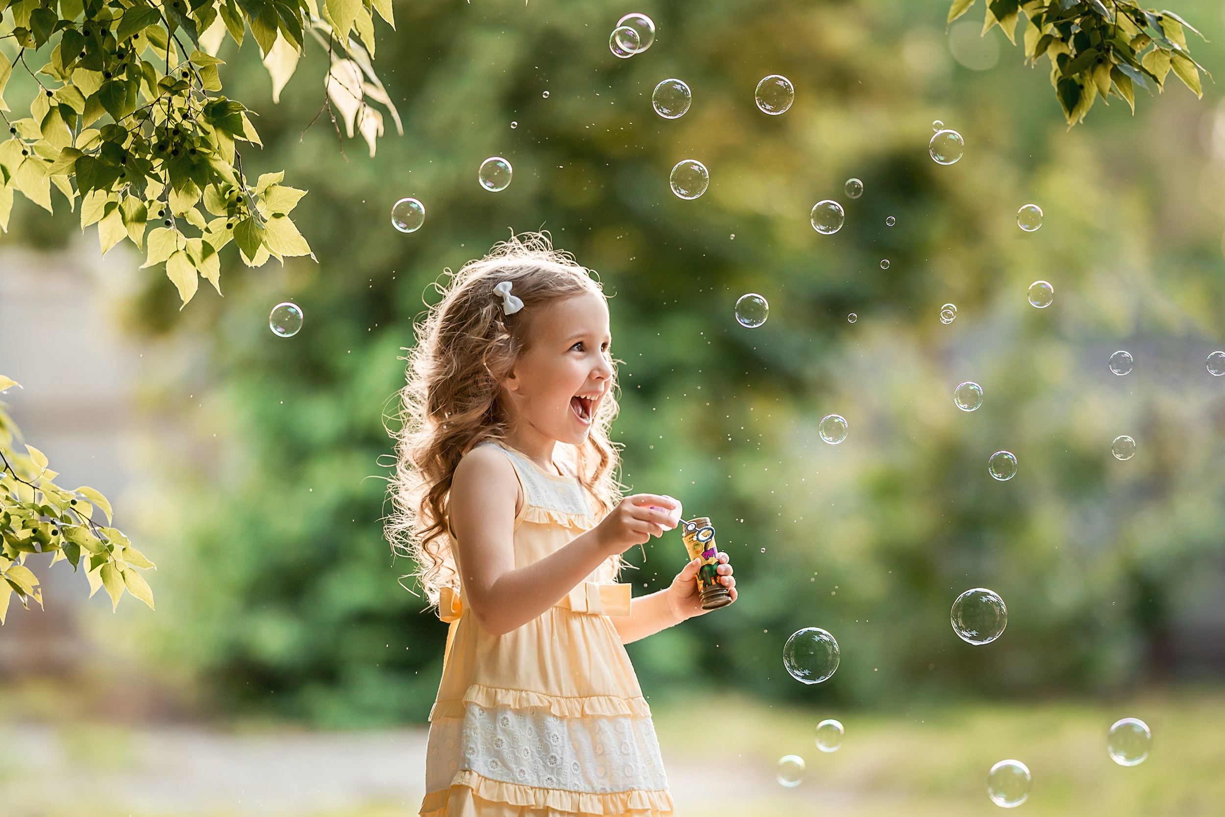 Неповторимая радость. Дети и мыльные пузыри. Счастливый ребенок. Дети и природа. Дети радость жизни.