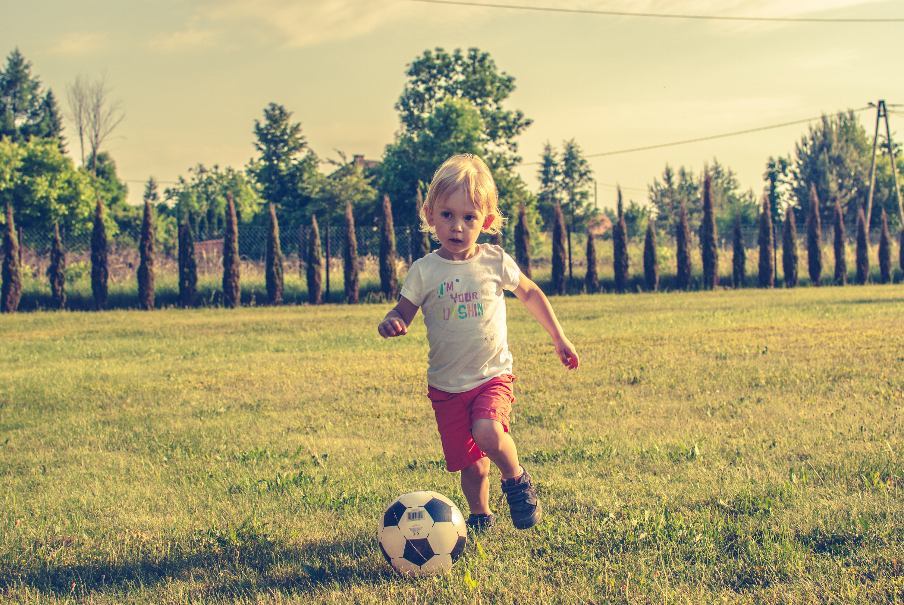 Одна из первых игр с мячом. Мальчик с мячиком. Мяч для детей. Ребенок с футбольным мячом. Мячики для детей.