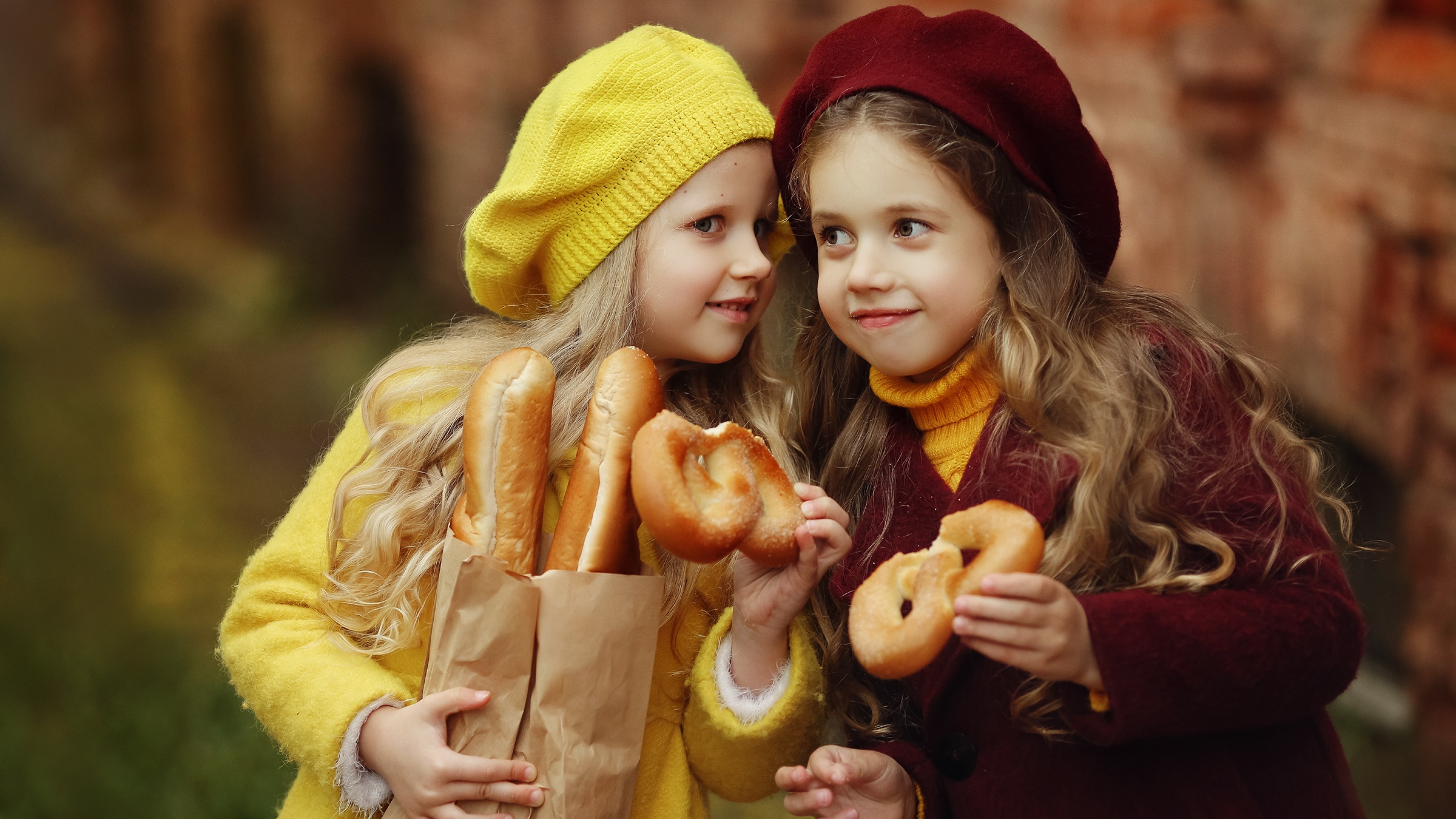 Младшая скажи. Булочки для детей. Фотосессия с хлебом. Подружки. Три девочки.