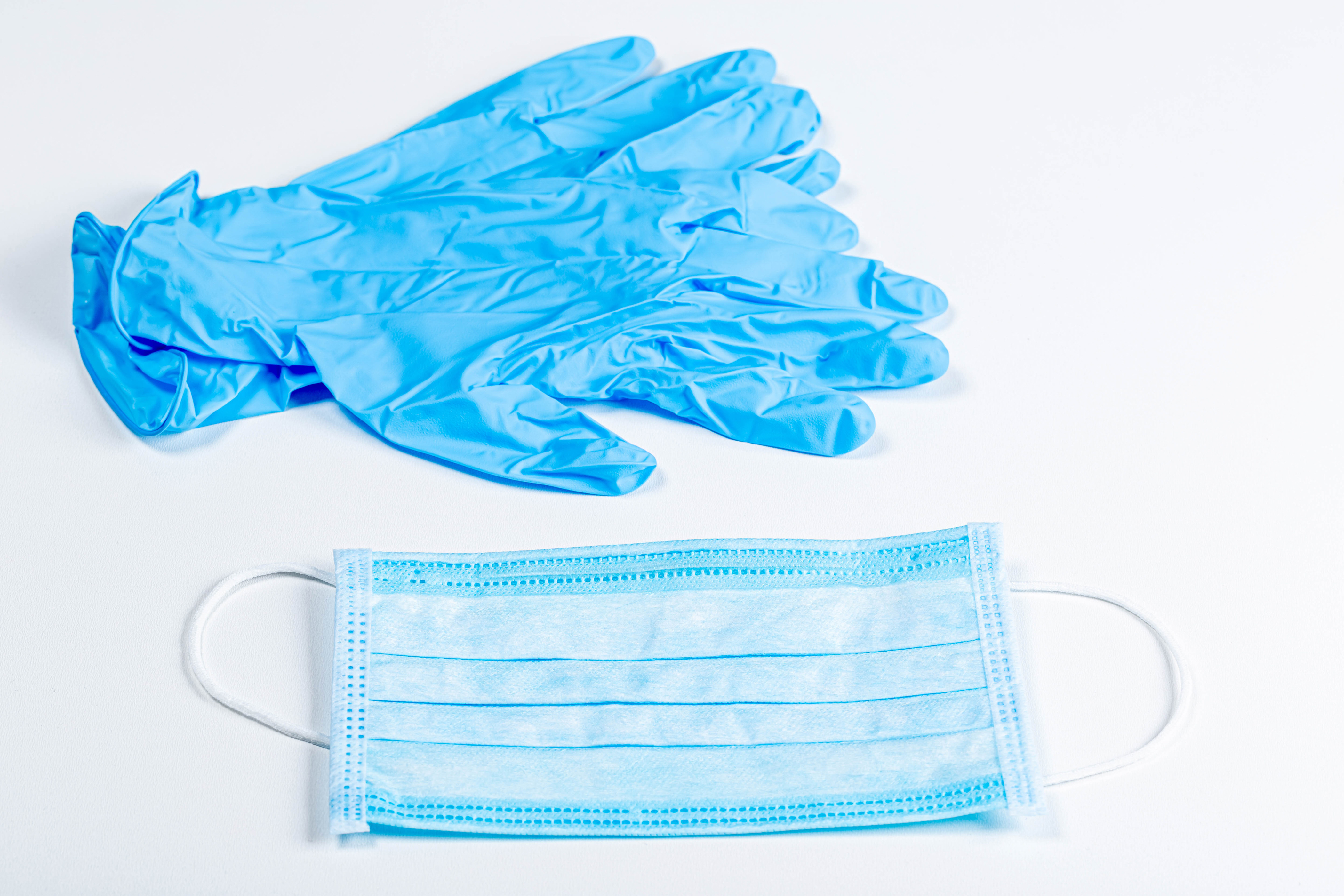 Маски перчатки одноразовые. Маски и перчатки. Маска медицинская. Маска одноразовая. Перчатки синие медицинские.