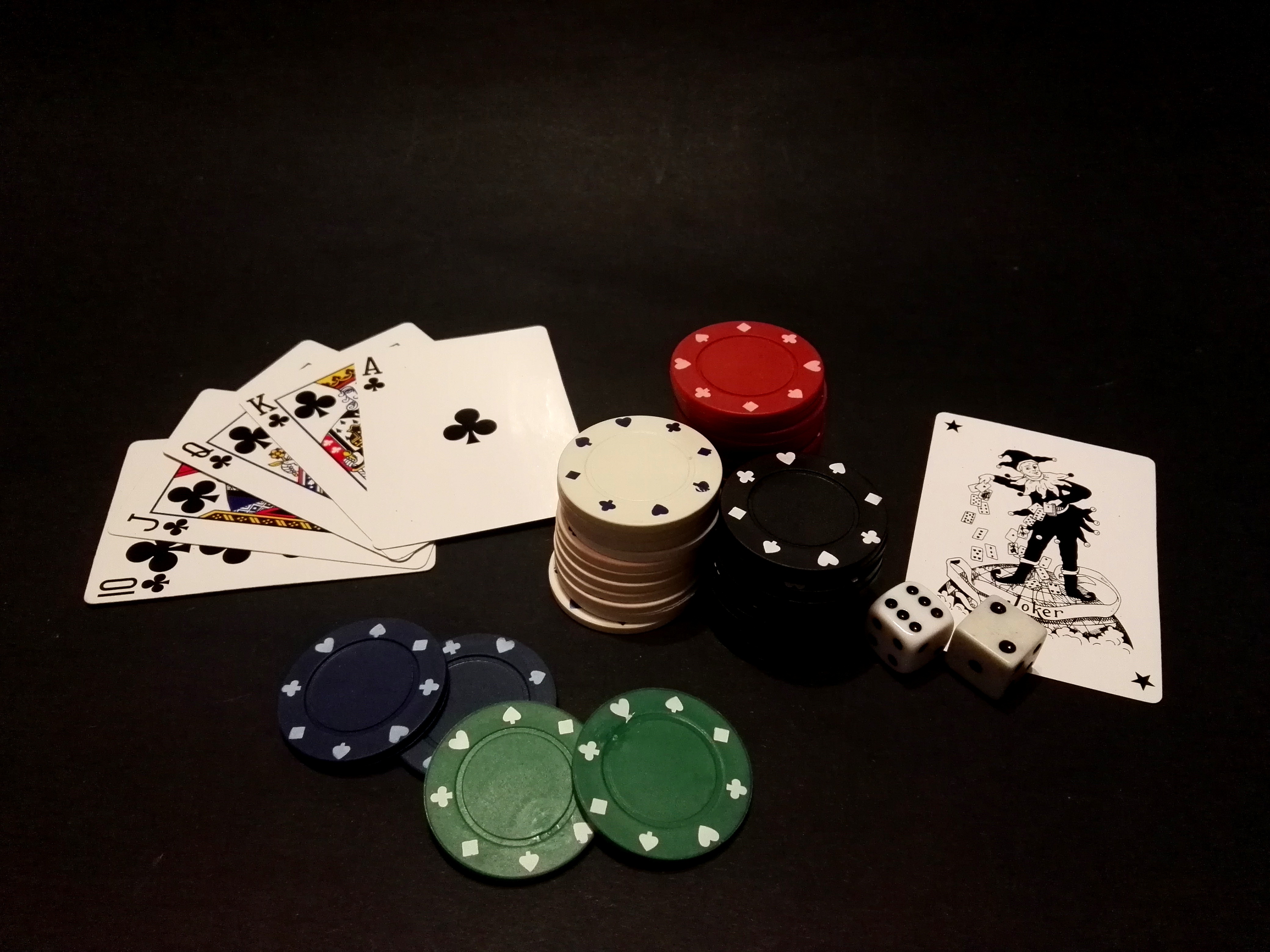стрит в покере на столе