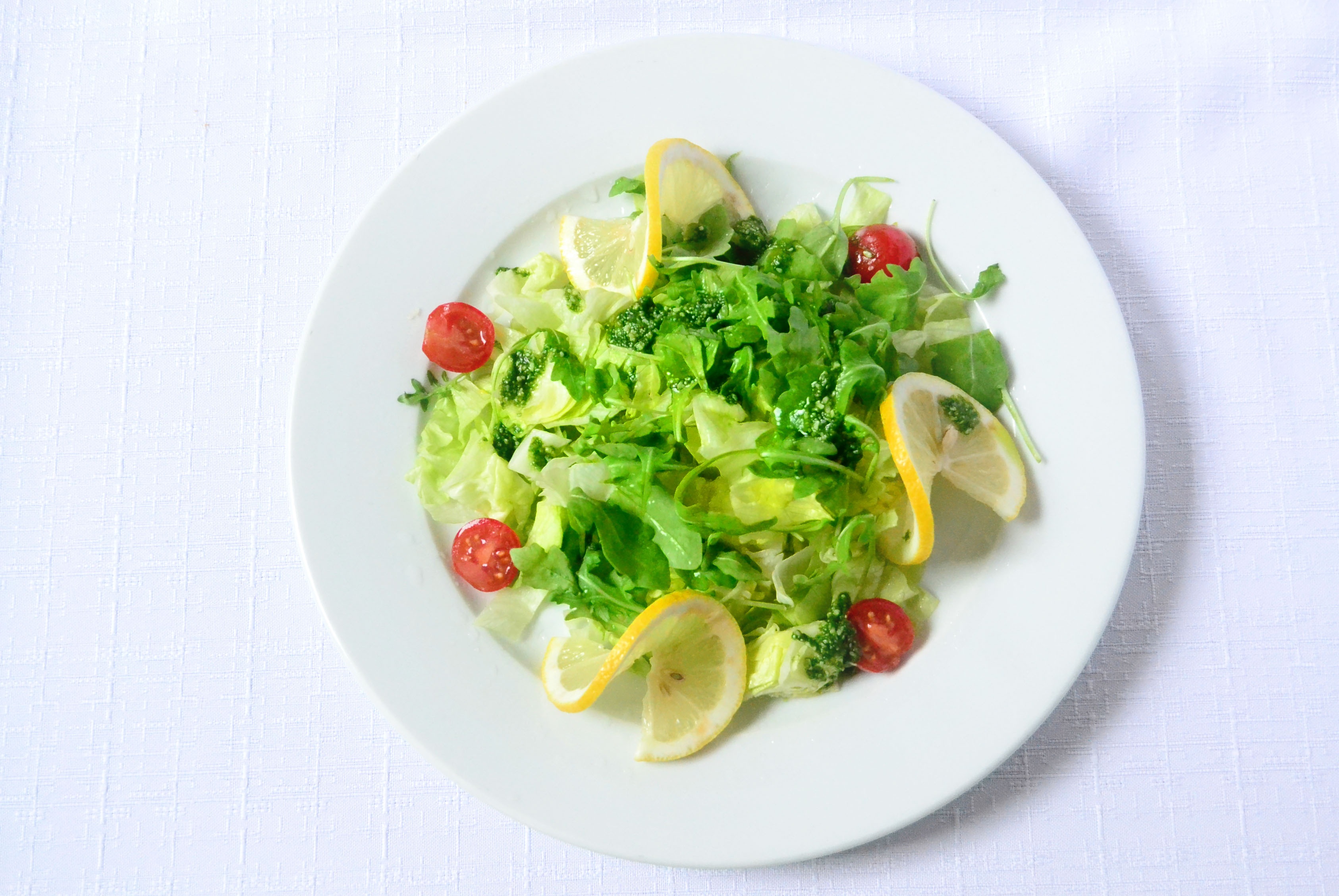 Овощной салат на белой тарелке