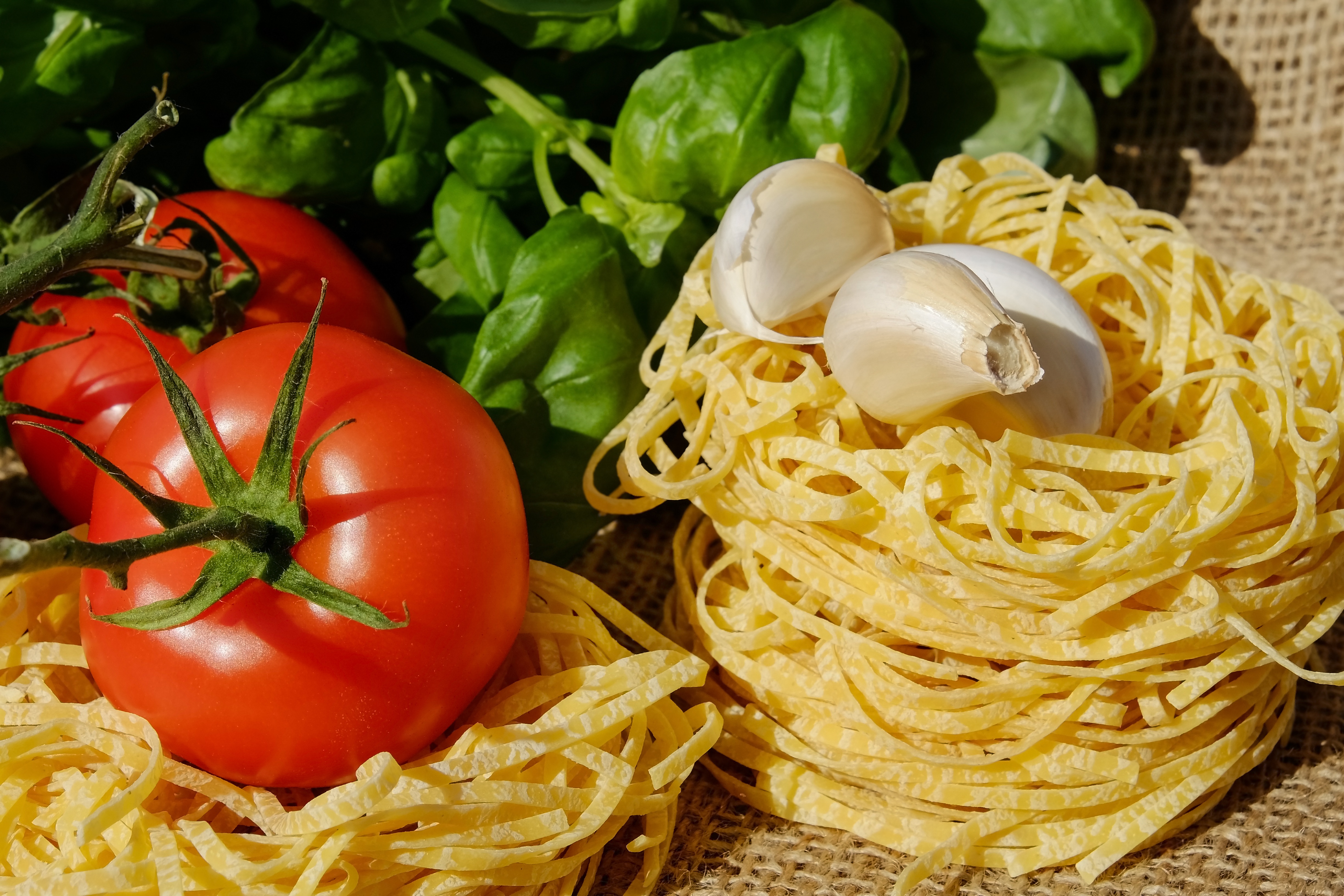 Лапша с томатами. Итальянская кухня. Лапша. Томатные макароны. Томат итальянские спагетти.