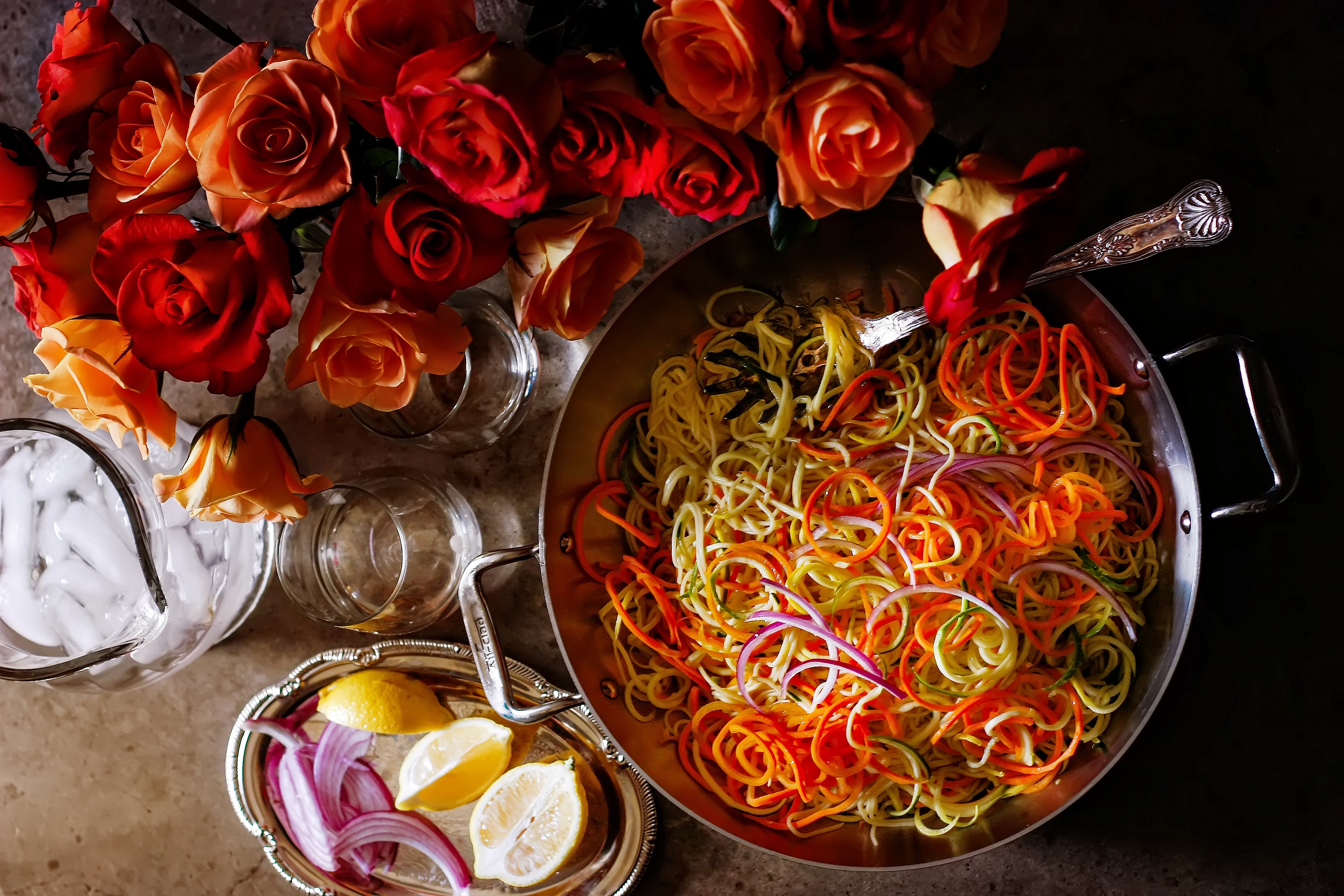 Food flowers. Еда в цветах. Цветок лапша. Еда на столе с цветами. Красиво еда на столе с цветами.