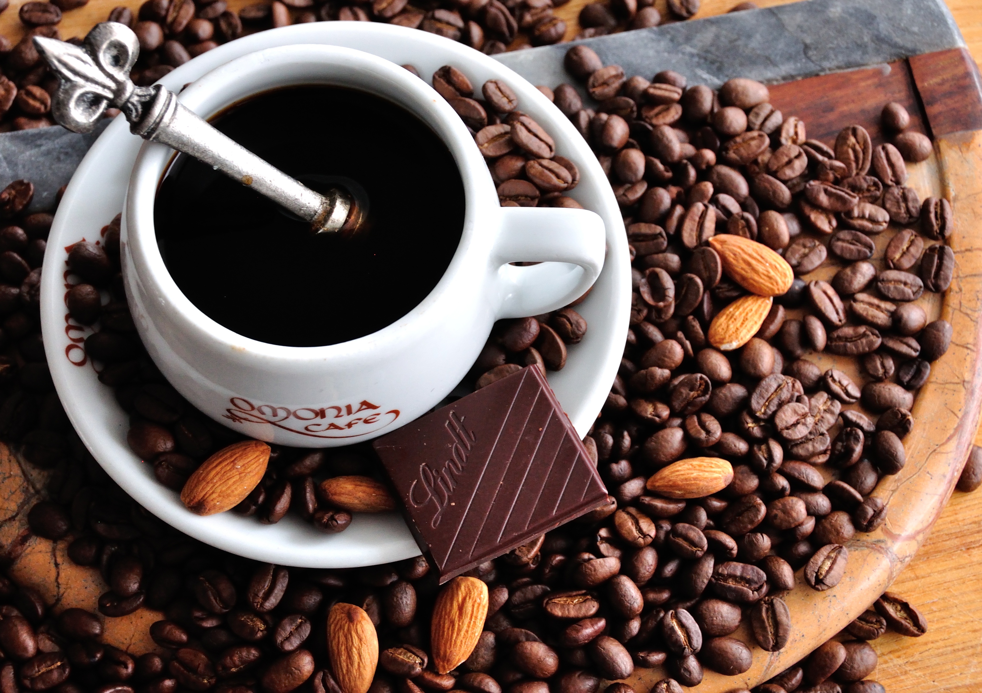 Coffee i chocolate. Чашка кофе. Кофе и шоколад. Красивый кофе. Кофейные зерна.