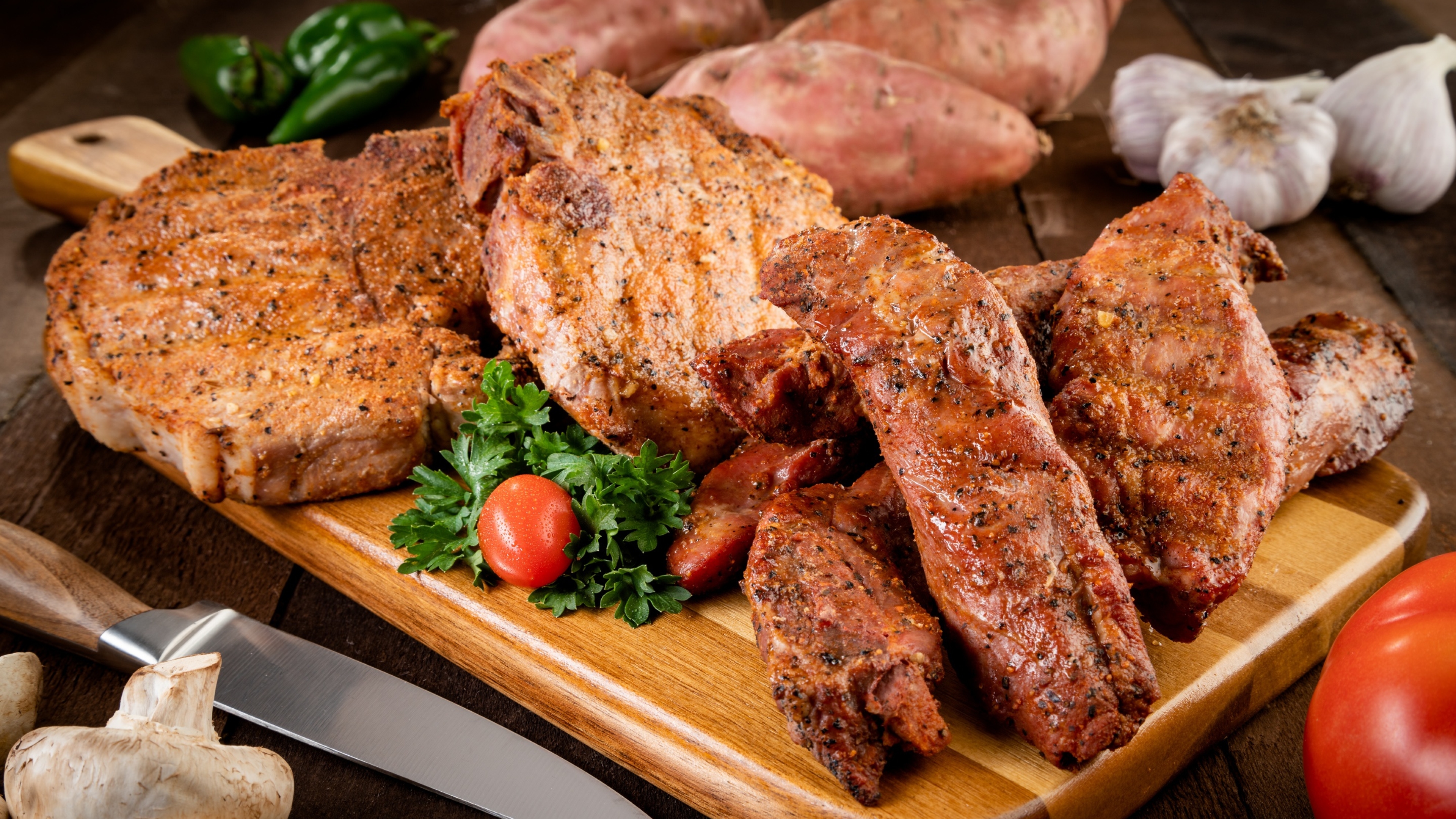 Meat life. Барбекю мясо. Мясо на столе. Мясо с чесноком. Мясные блюда обои.