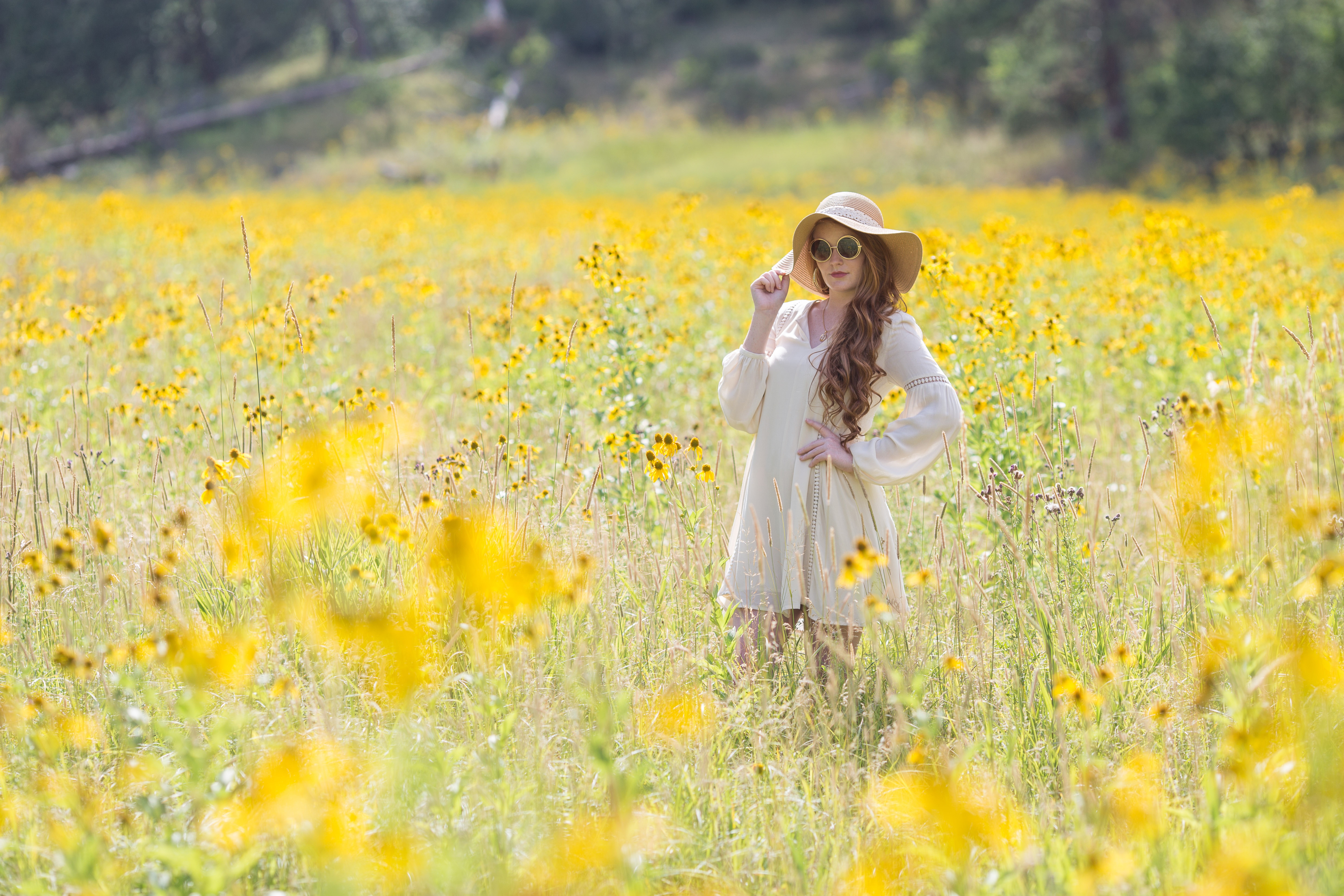Девушка в желтом поле