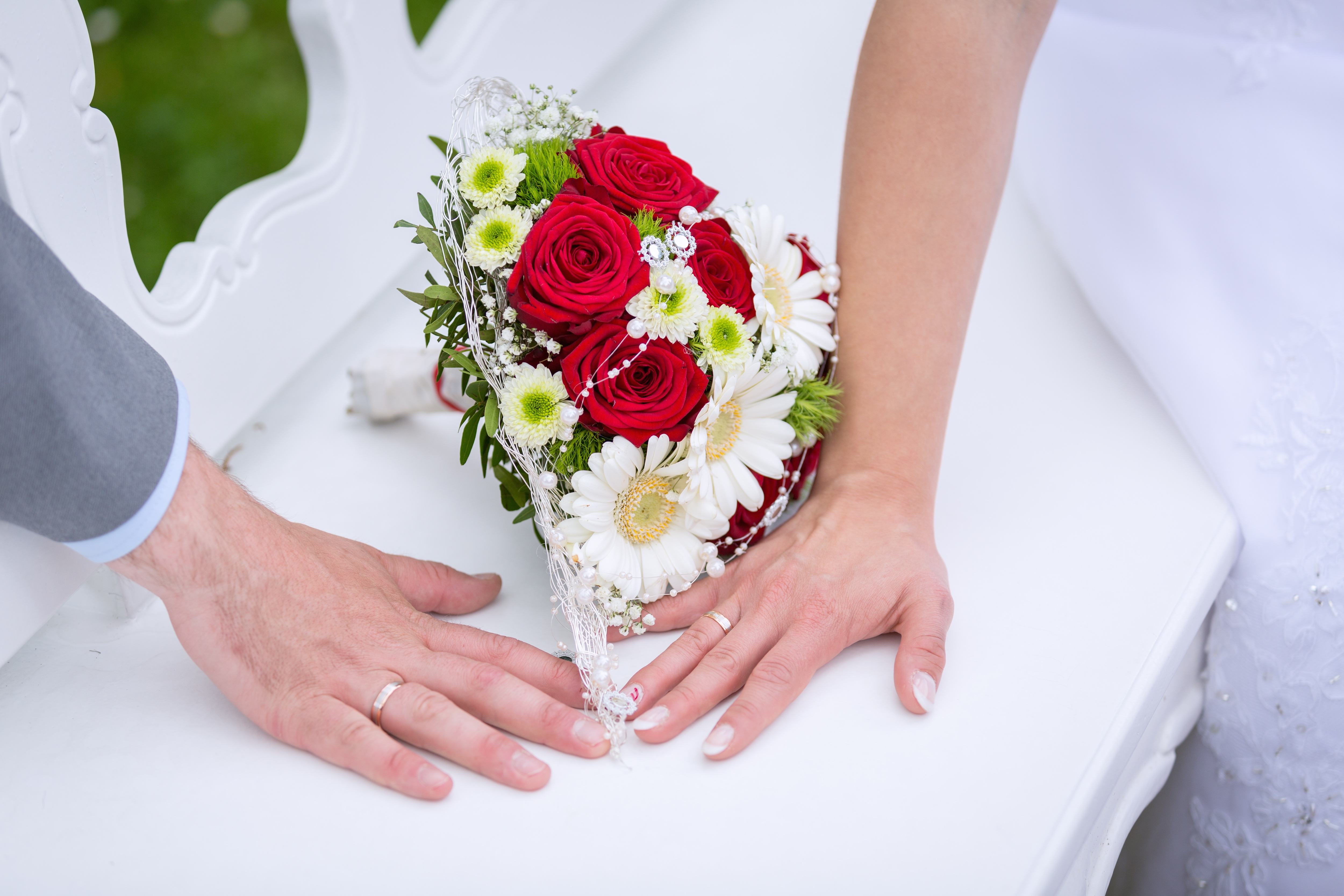 Невеста с букетом в руках в ЗАГСЕ