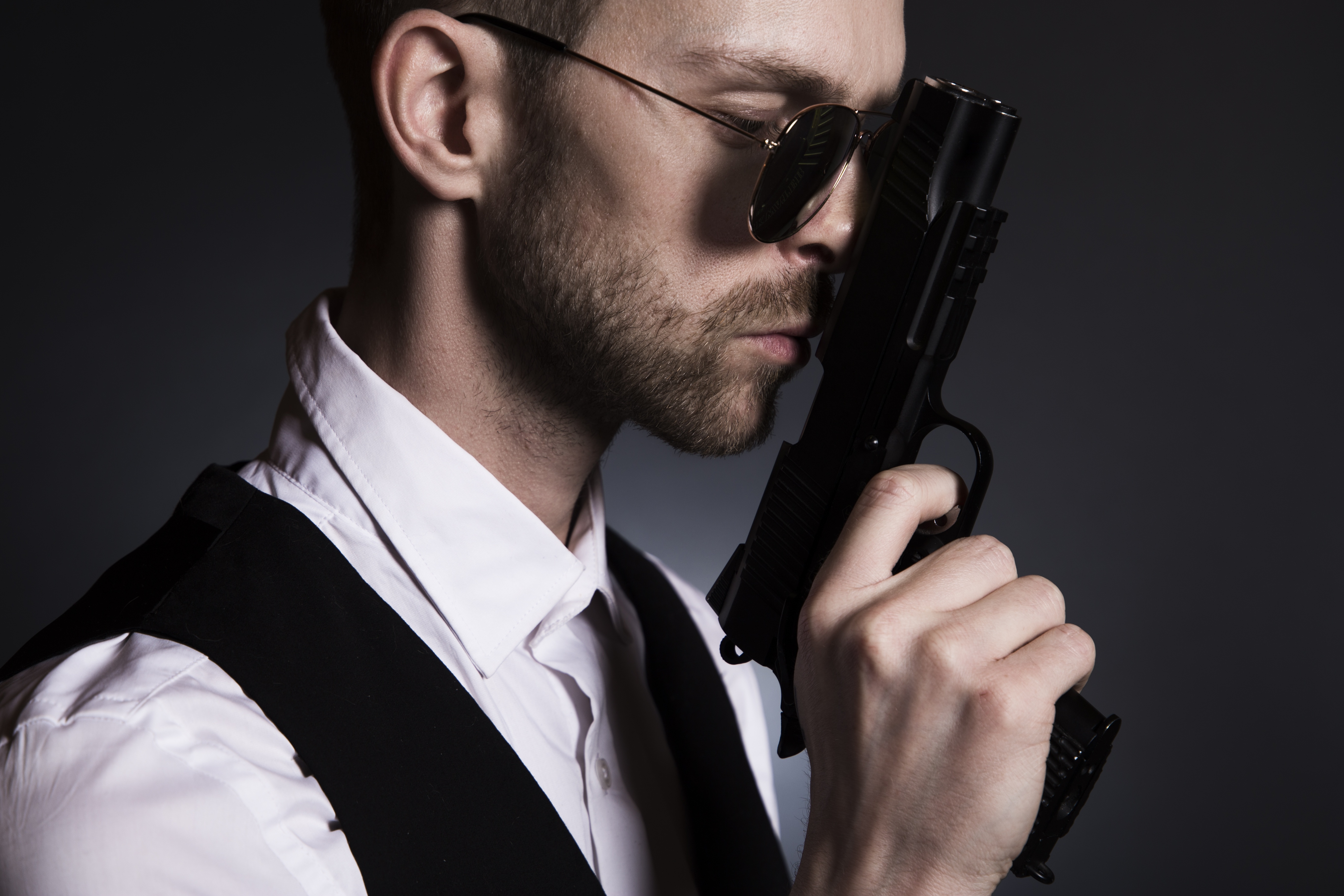 Wallpaper Man in glasses with a gun in his hand. 