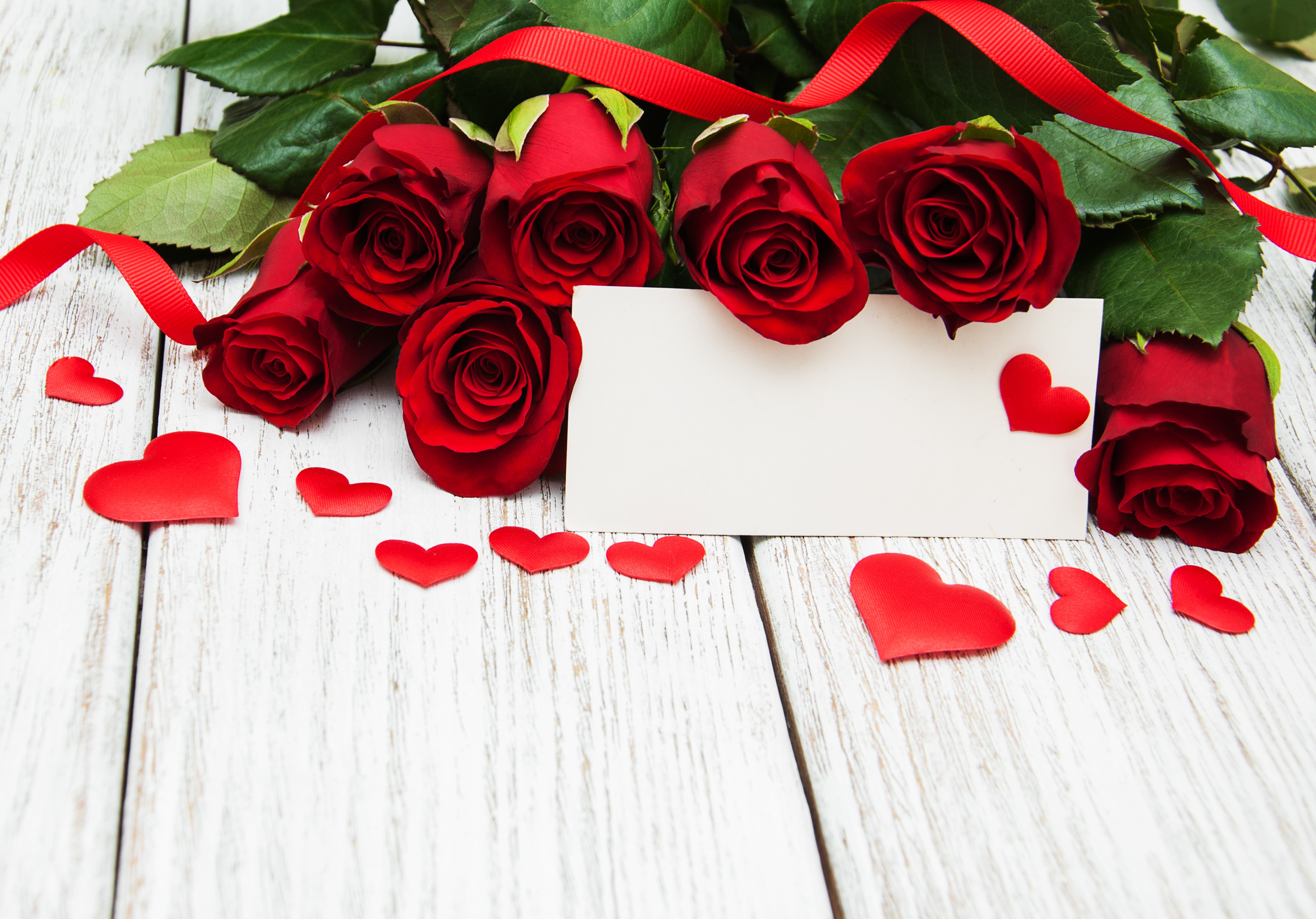 Открытка красные розы на столе