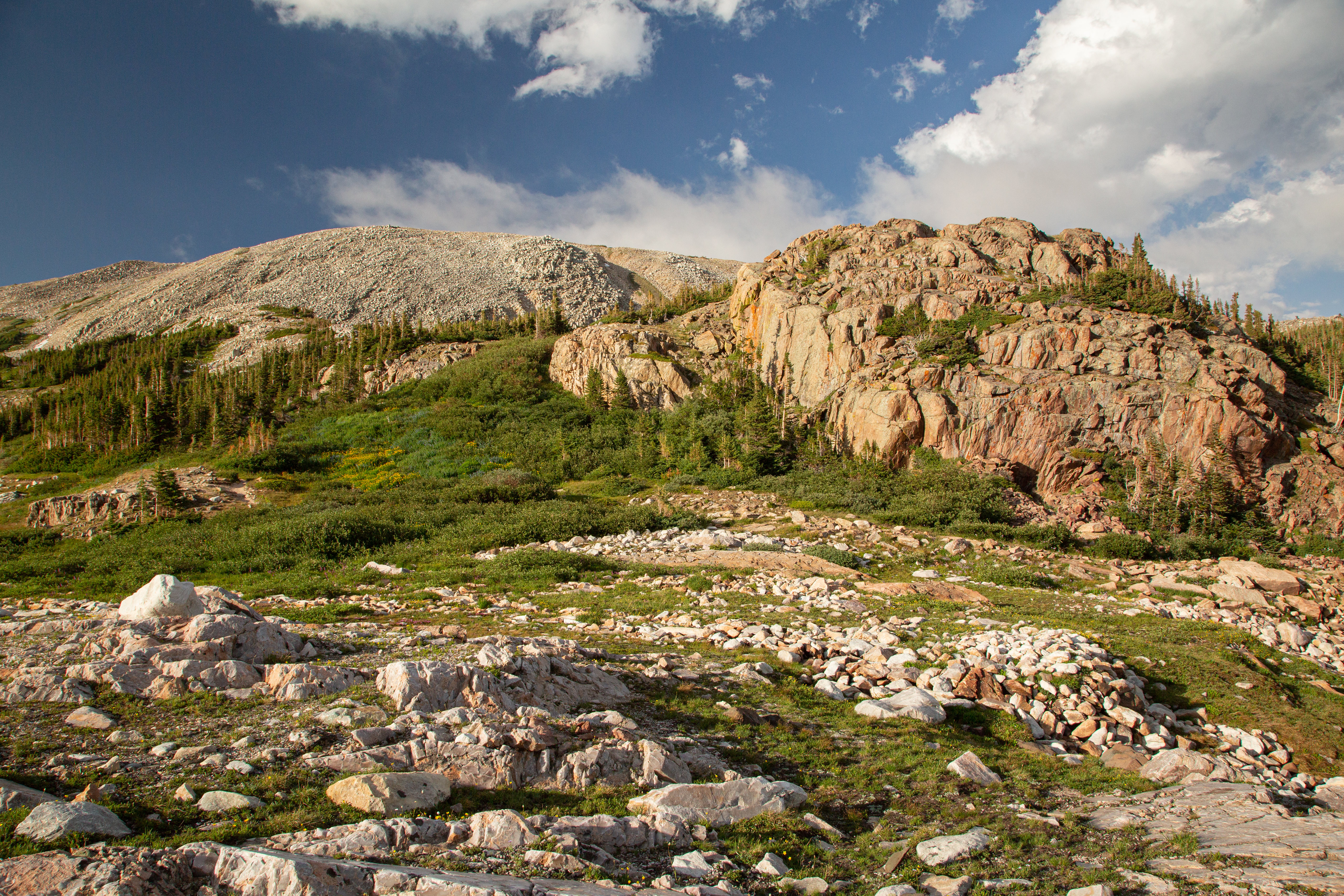 Камень в гору. Гора Лукаш скалы гора. Кульчек гора камень. Каменные горы Белгород. Каменные горы Новокузнецк.