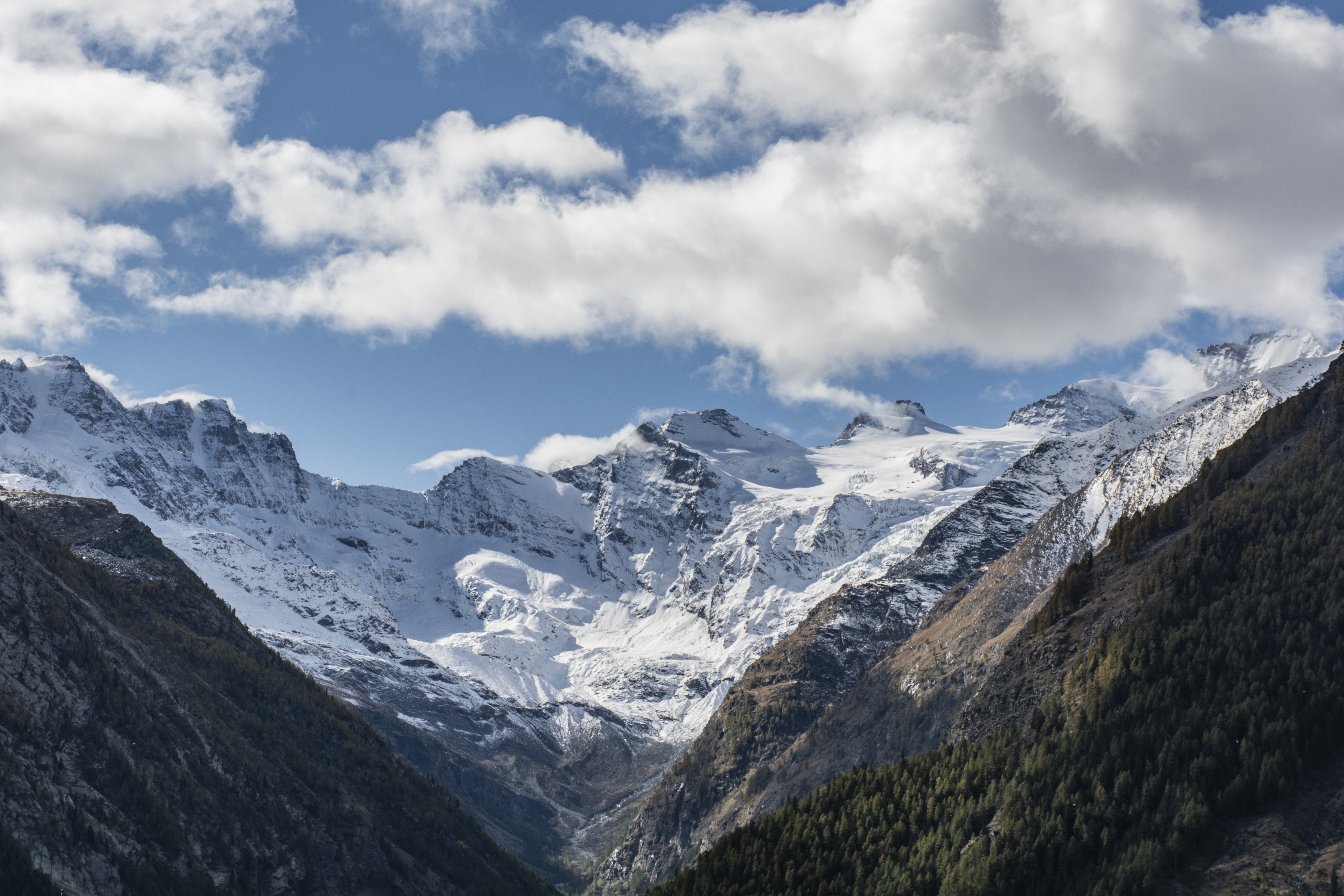 Snow capped mountains. Пик альпийских гор. Под горой. Кавказ голубое небо.