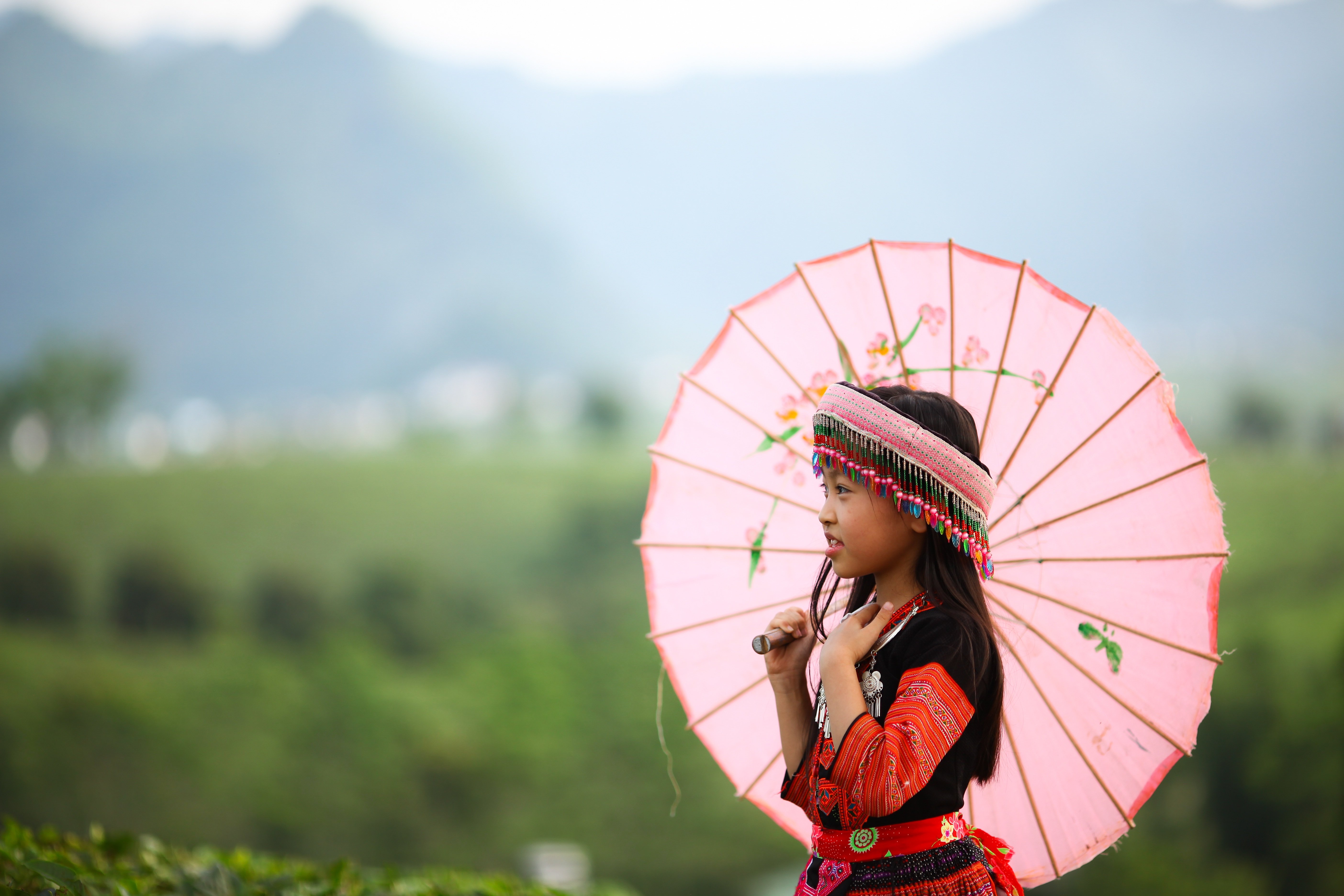 Азиатская девушка с зонтиком