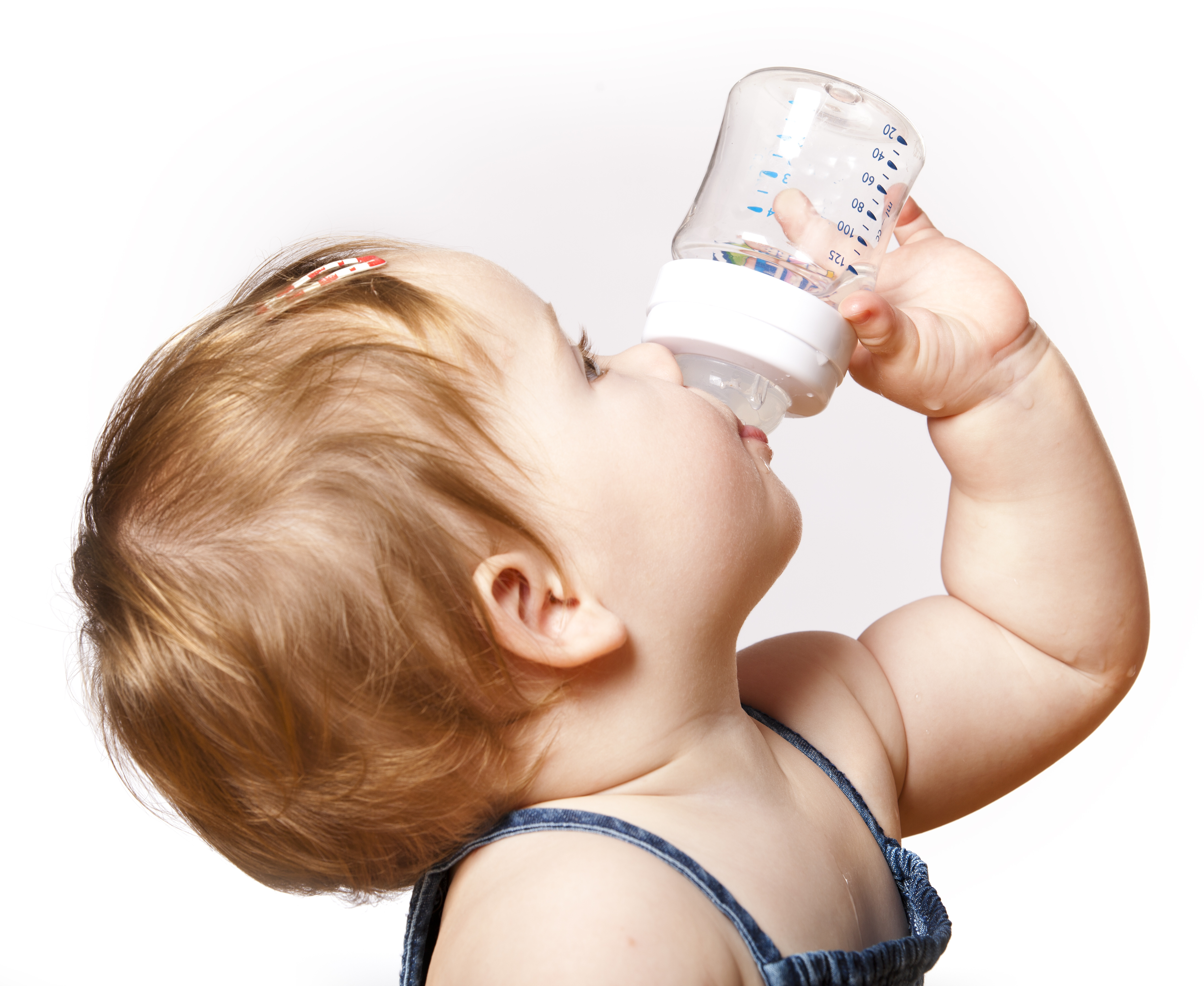 Вода младенцу пить. Малыш бу. Малыш с бутылочкой. Бутылка для детей. Маленькие бутылочки для детей.