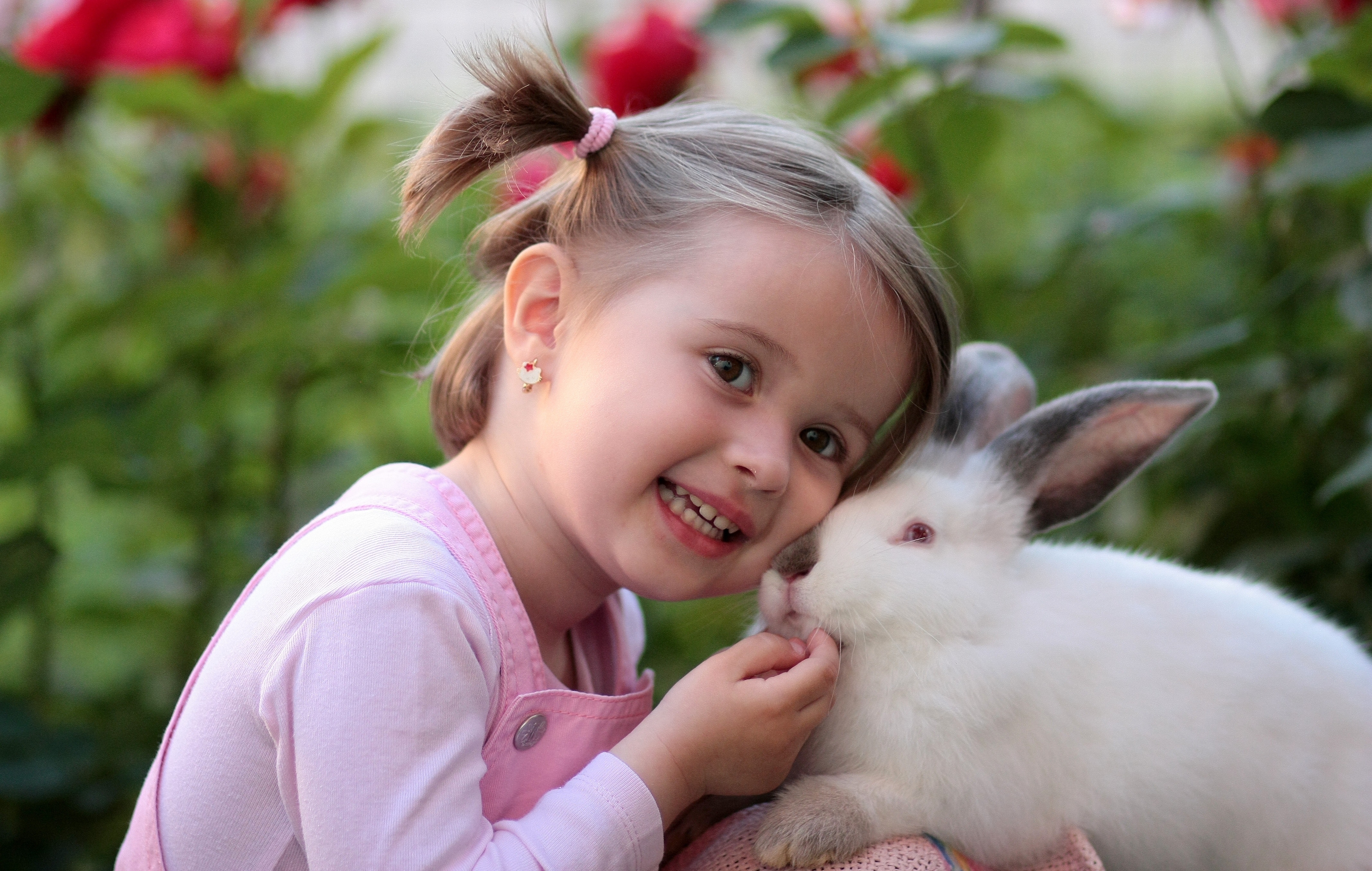Kind magazine. Девочка с кроликом. Маленькие дети и животные. Фотосессия с кроликом. Домашние животные для детей.