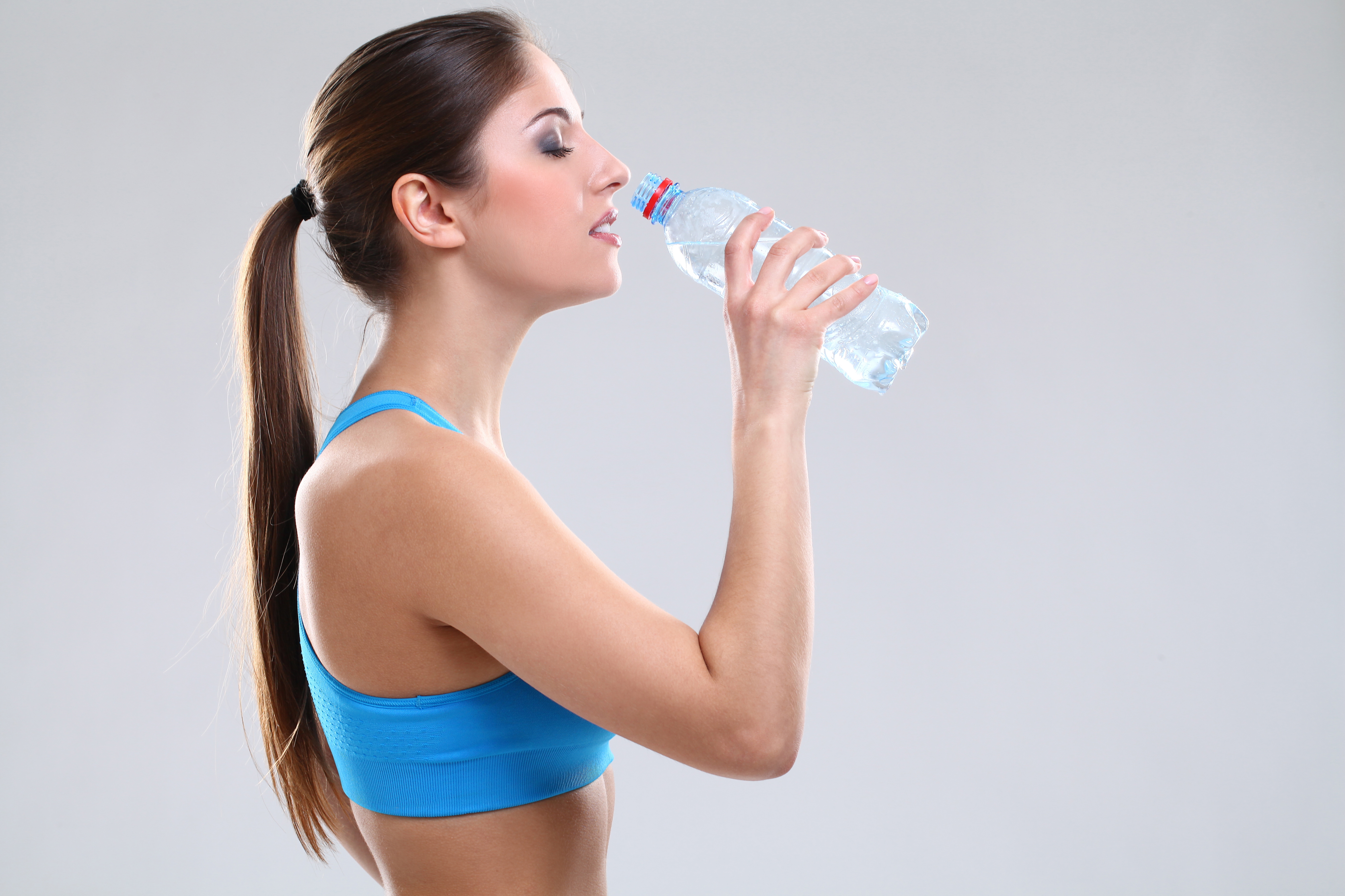 Включи девочка воды. Девушка со стаканом воды. Девушка пьет воду. Девушка с бутылкой воды. Спортивная девушка со стаканом воды.