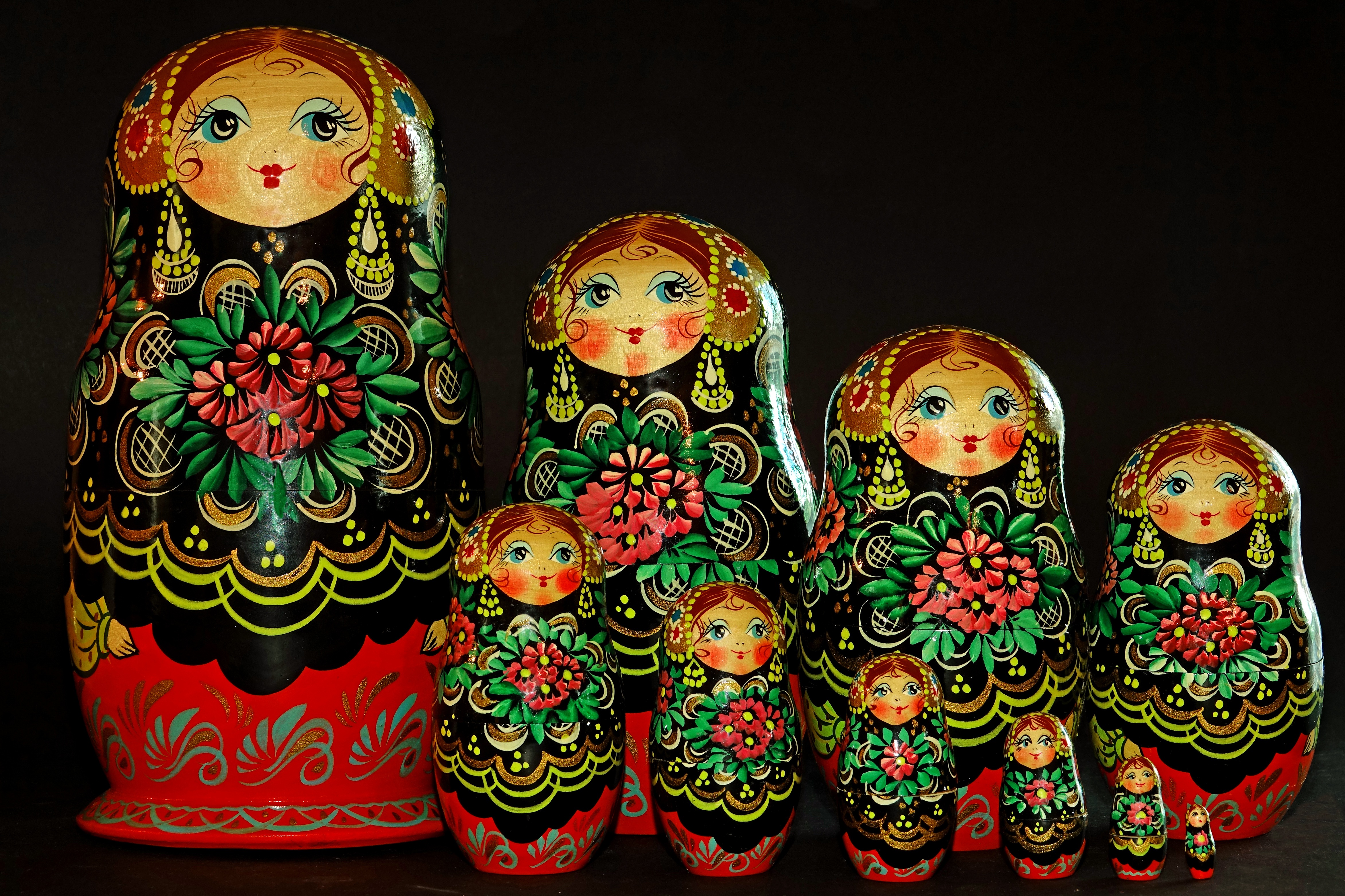 Russian matryoshka dolls. Матрешка народный промысел. Народная кукла Матрешка. Русские матрешки.