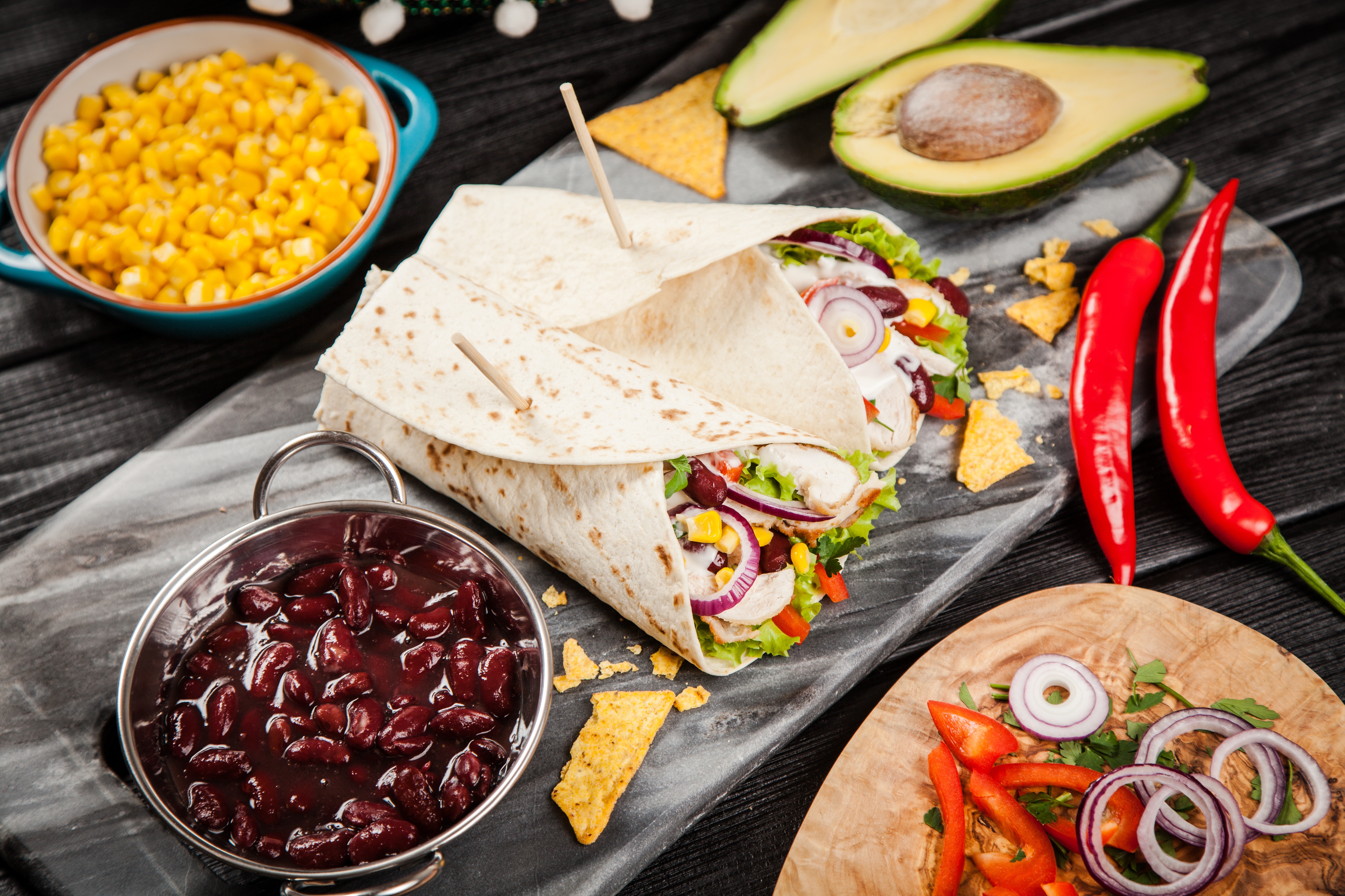 тако в тако белл. мексика такос. тако в мексика вагончик фаст фуд. такос буритос. подача такос.