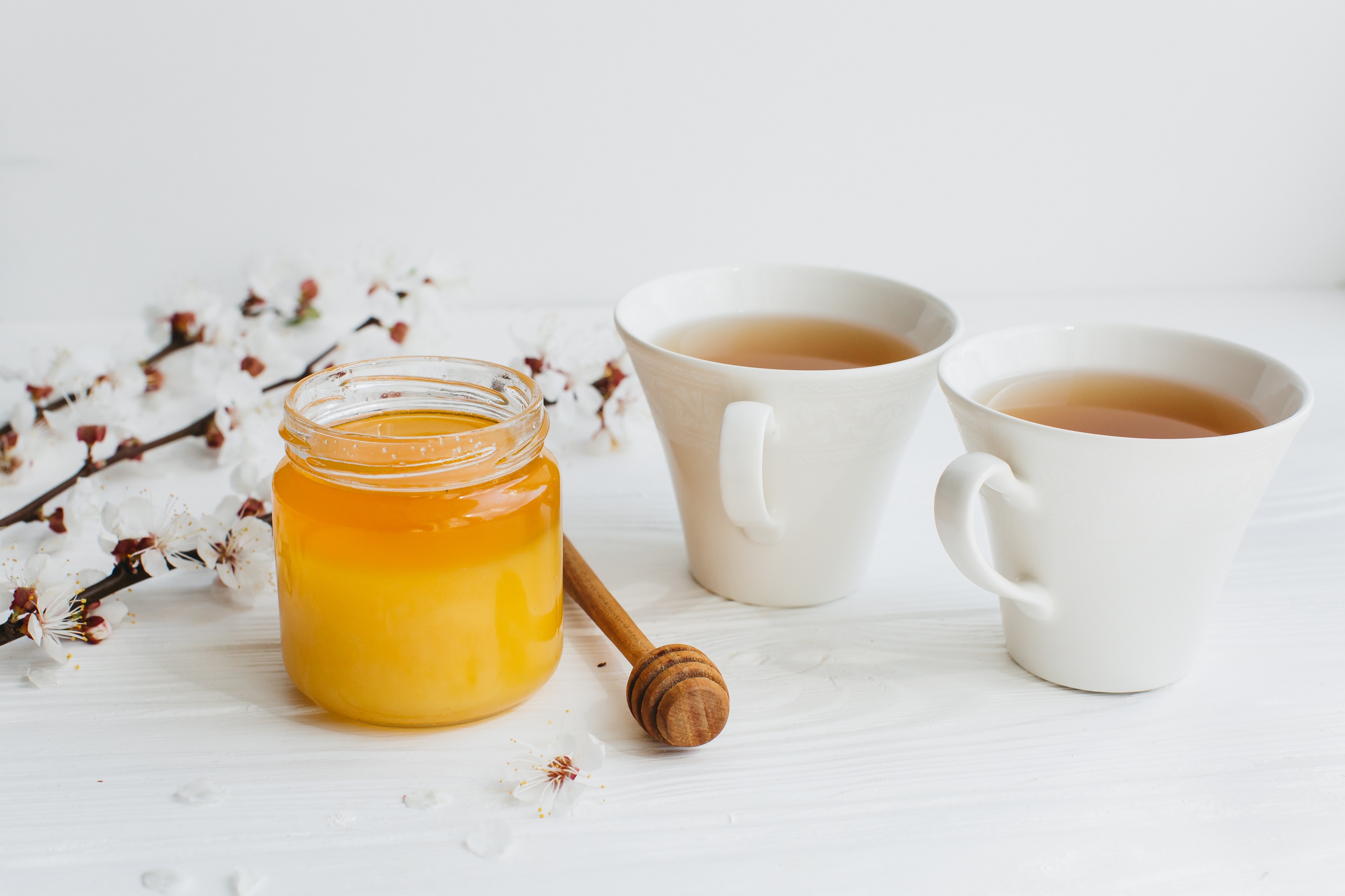 Чай с медом вред. Чай с медом. Чаепитие с медом. Мед с чаем. Горячий чай с медом.