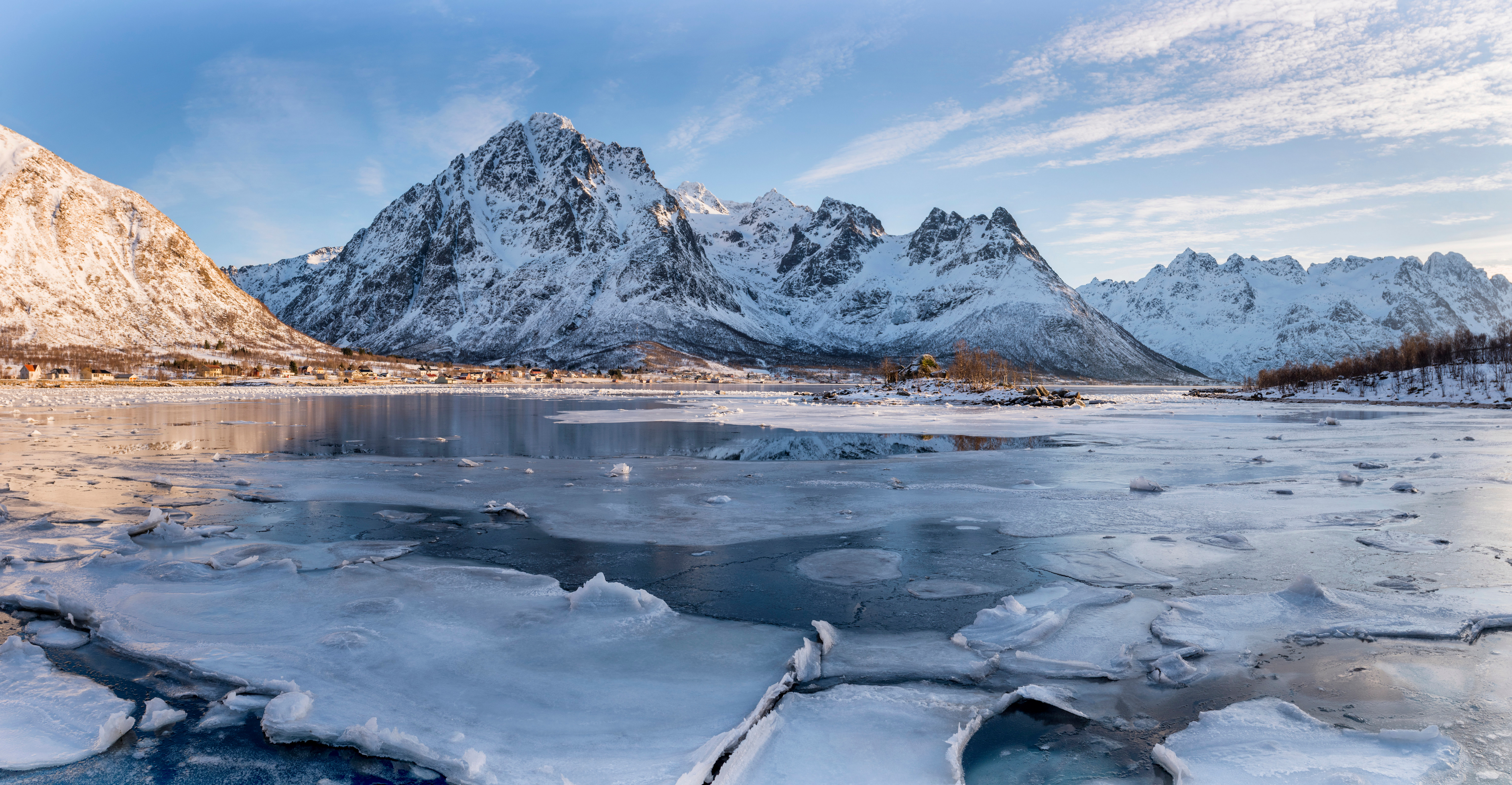 Озера озеро лед ледяной. Норвегия фьорды зима. Норвегия снежные горы фьорды. Норвежские фьорды во льду. Ледяное озеро.