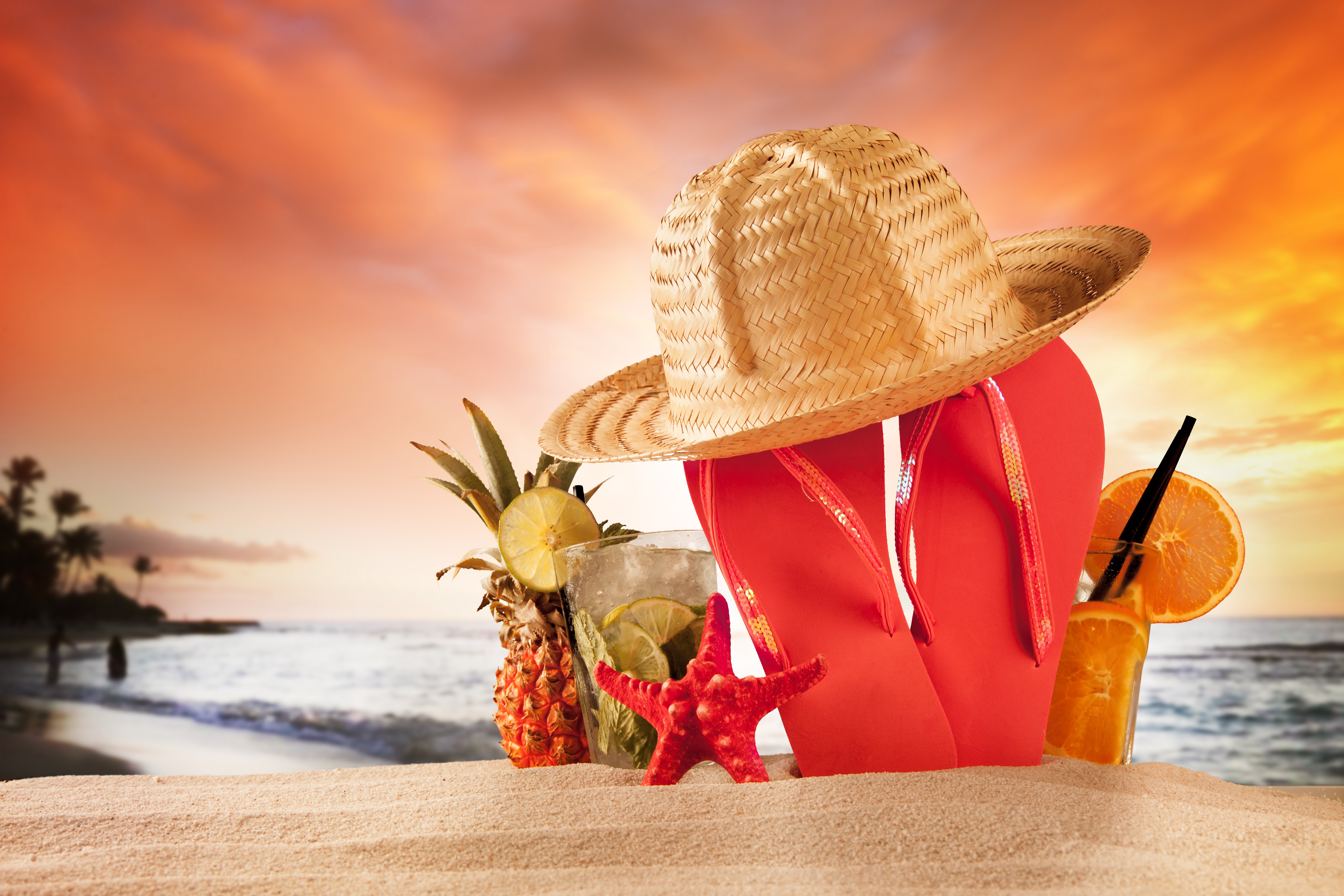Шляпа на пляже. Коктейль на пляже. Море пляж коктейль. Шляпа для пляжа. Соломенная шляпа на берегу моря.