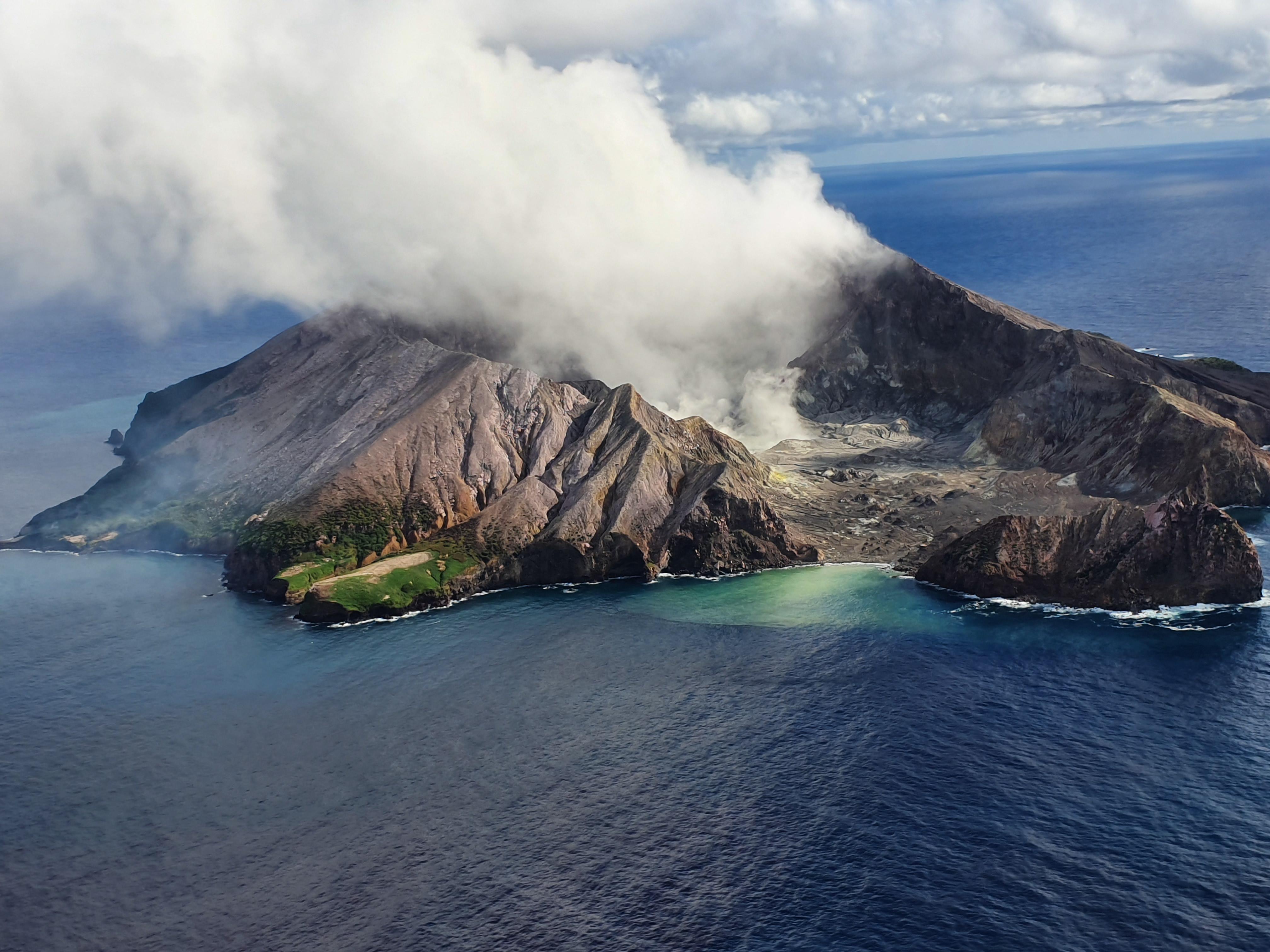 Вулканический остров в тихом океане. Вулканический остров Уайт-Айленд. Уайт Айленд новая Зеландия. Вулкан белый остров новая Зеландия. Вулкан Уайт.