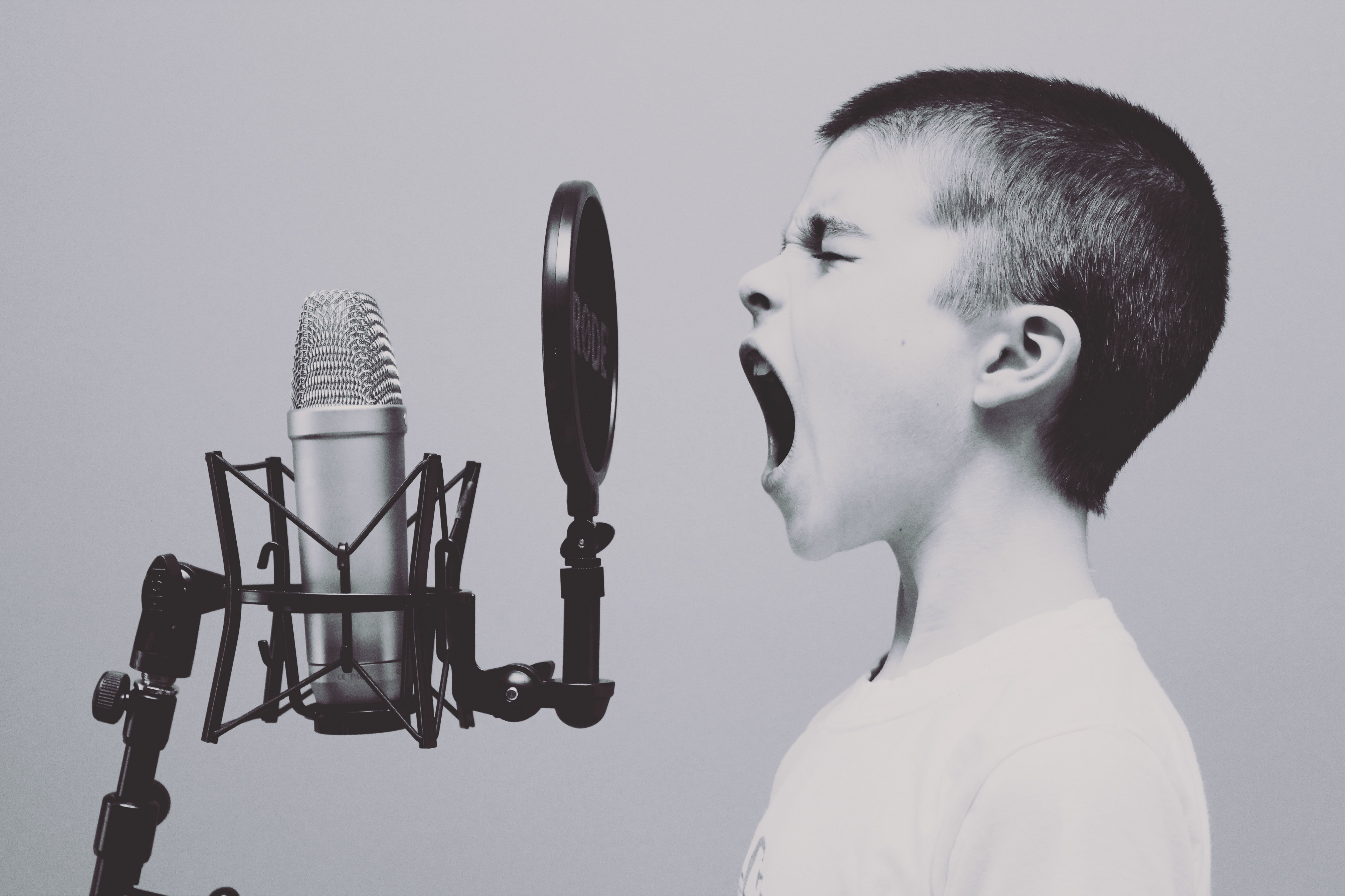 Voice singer. Мальчик с микрофоном. Человек с микрофоном. Ребенок с микрофоном. Поет в микрофон.