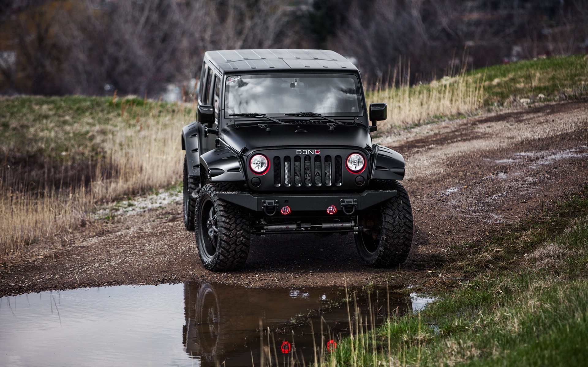 Jeep Wrangler Rubicon с девушкой