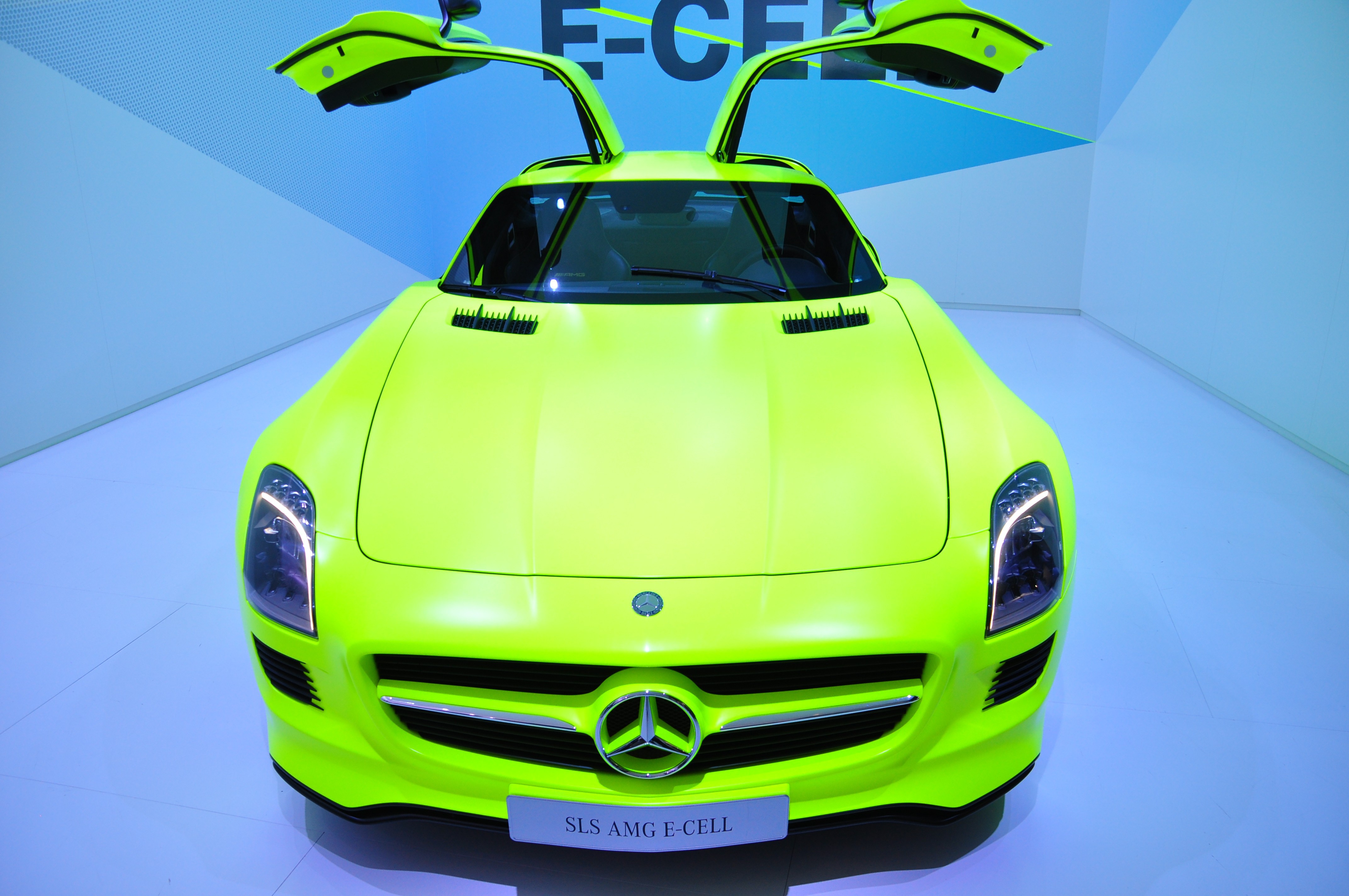 Мерседес SLS AMG зеленый