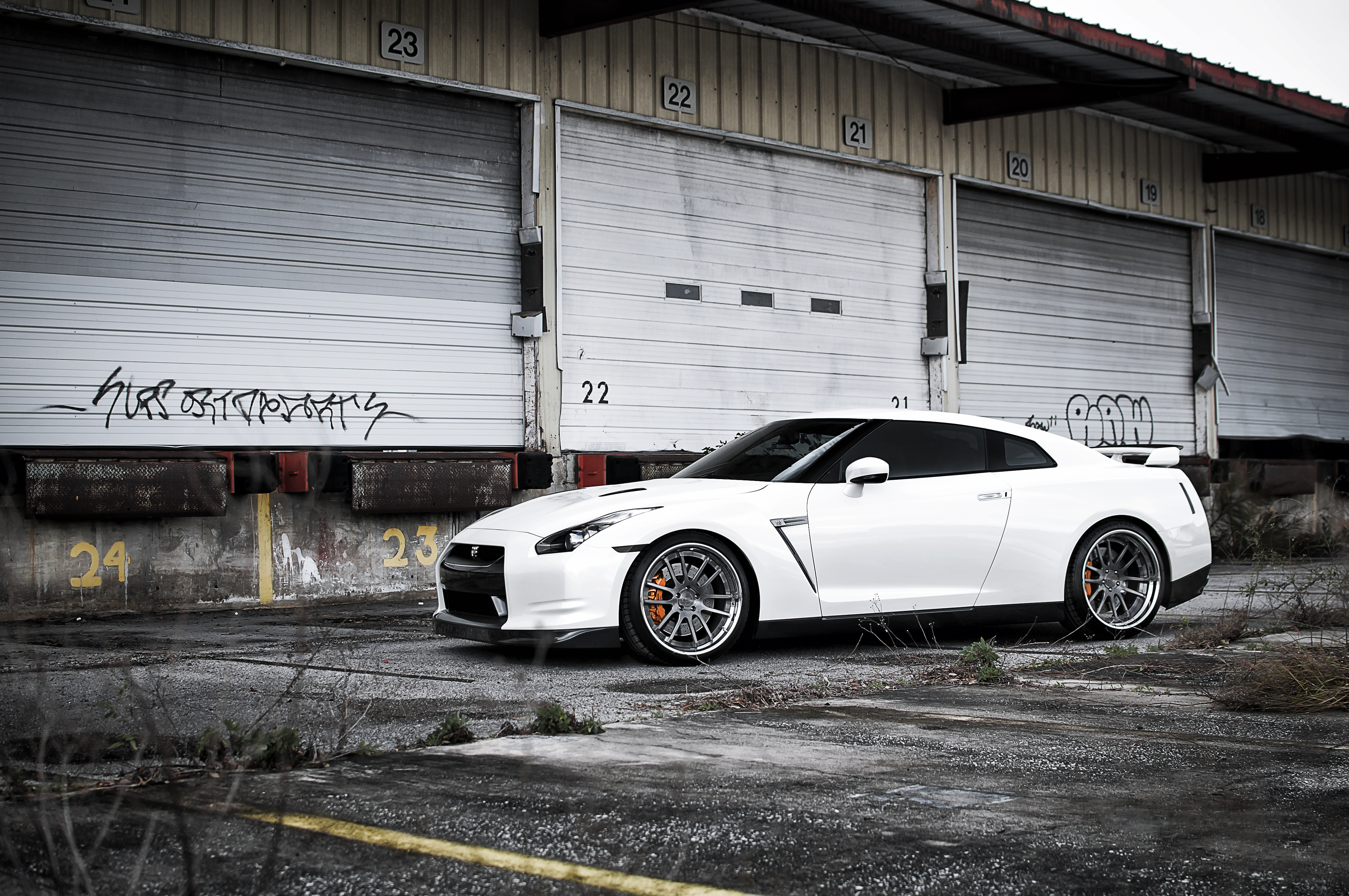 Белая r. Nissan GTR White. Nissan GTR r35 Full HD. Nissan GTR r35 Full HD 1920x1080. Nissan GTR r35 обои.