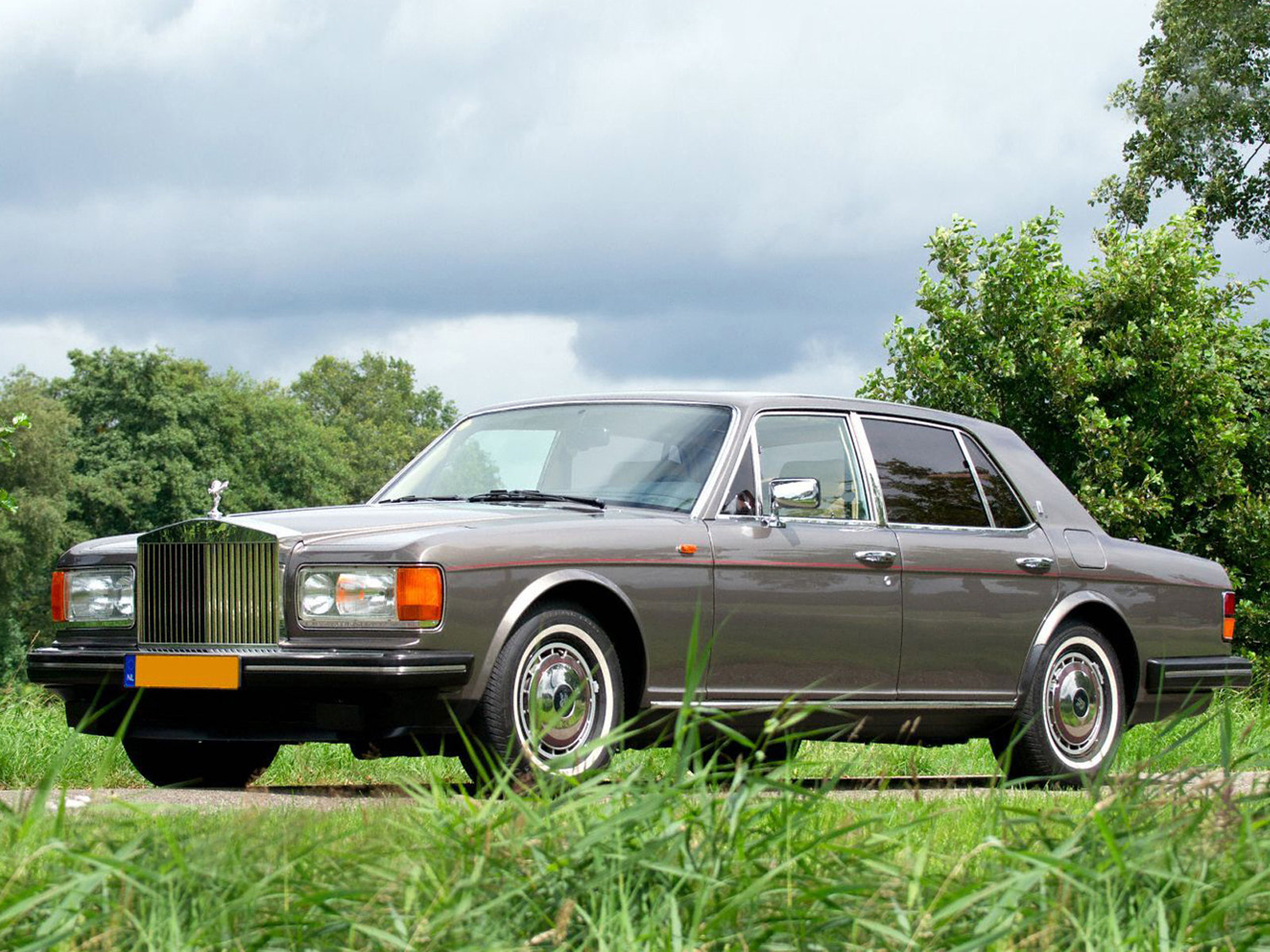 Royce silver spirit. Роллс Ройс Силвер спирит. Rolls Royce Silver Spur Mark II 1990. Роллс Ройс Сильвер спирит 2. 1989 Rolls-Royce Silver Spirit.