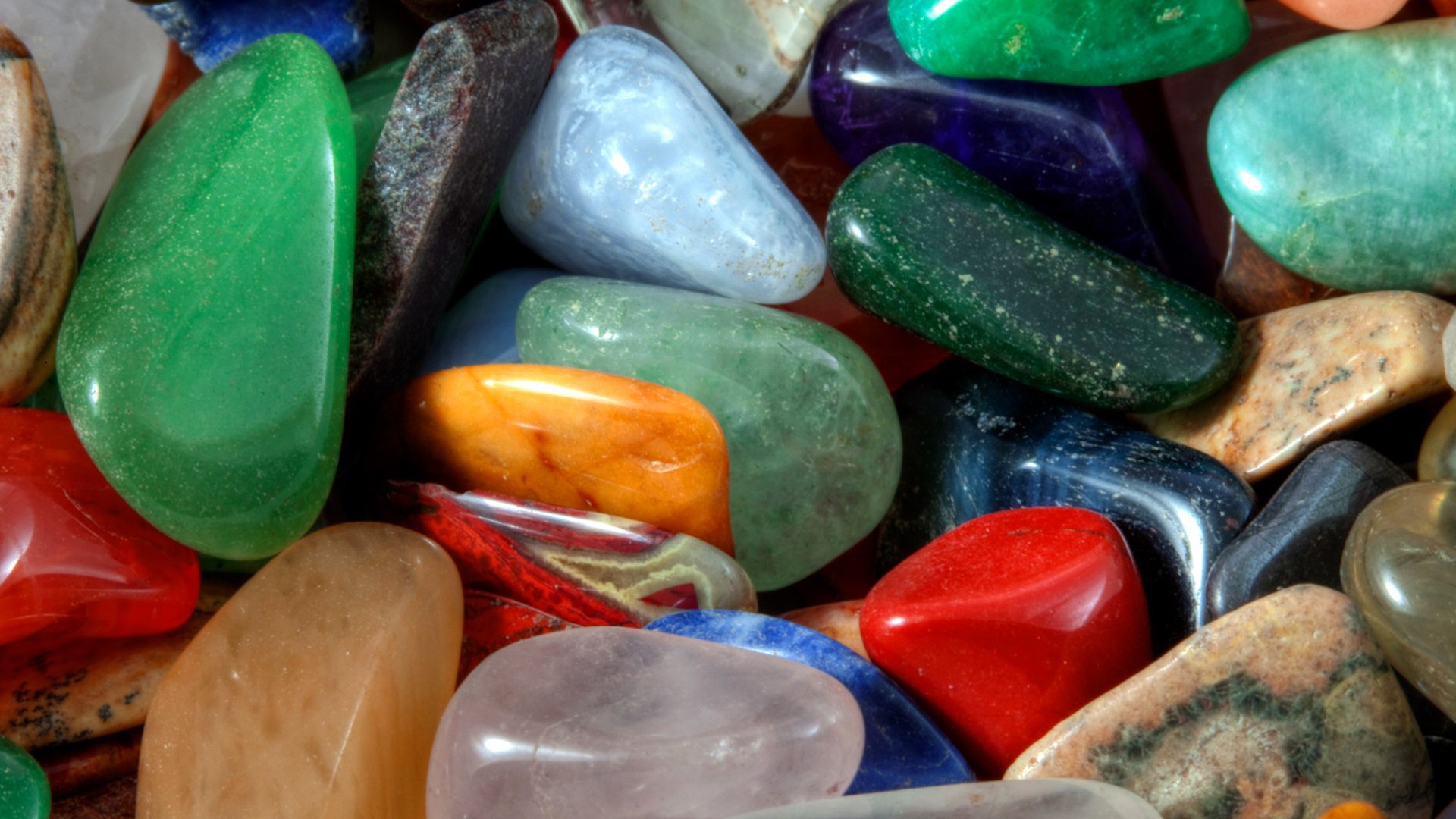 Самые популярные камни. Разноцветные камни. Цветные камешки. Разноцветные камушки. Разноцветные морские гальки.