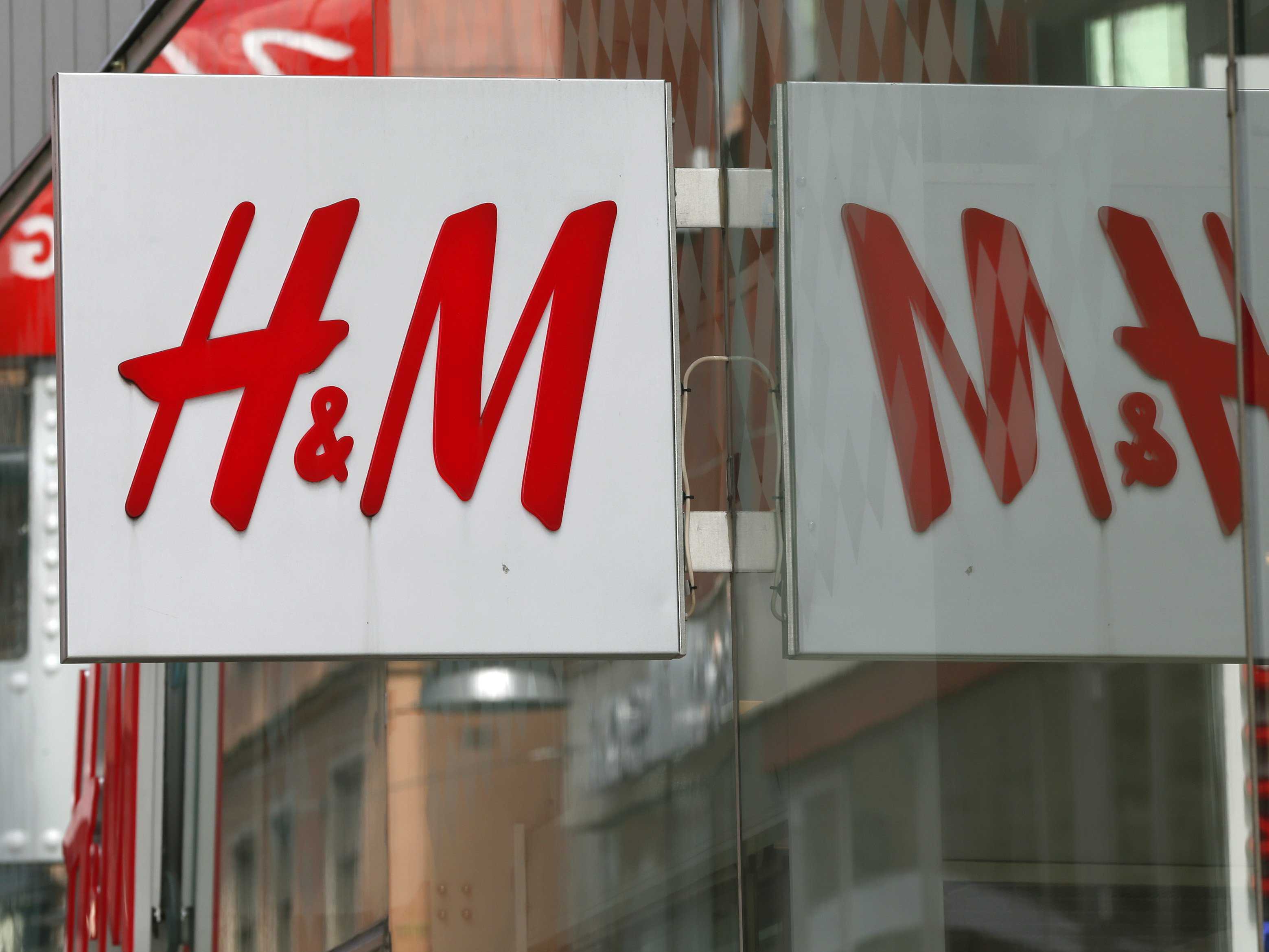 H m ok. H M вывеска. H M магазин. H & M новая вывеска. Бренд h m.