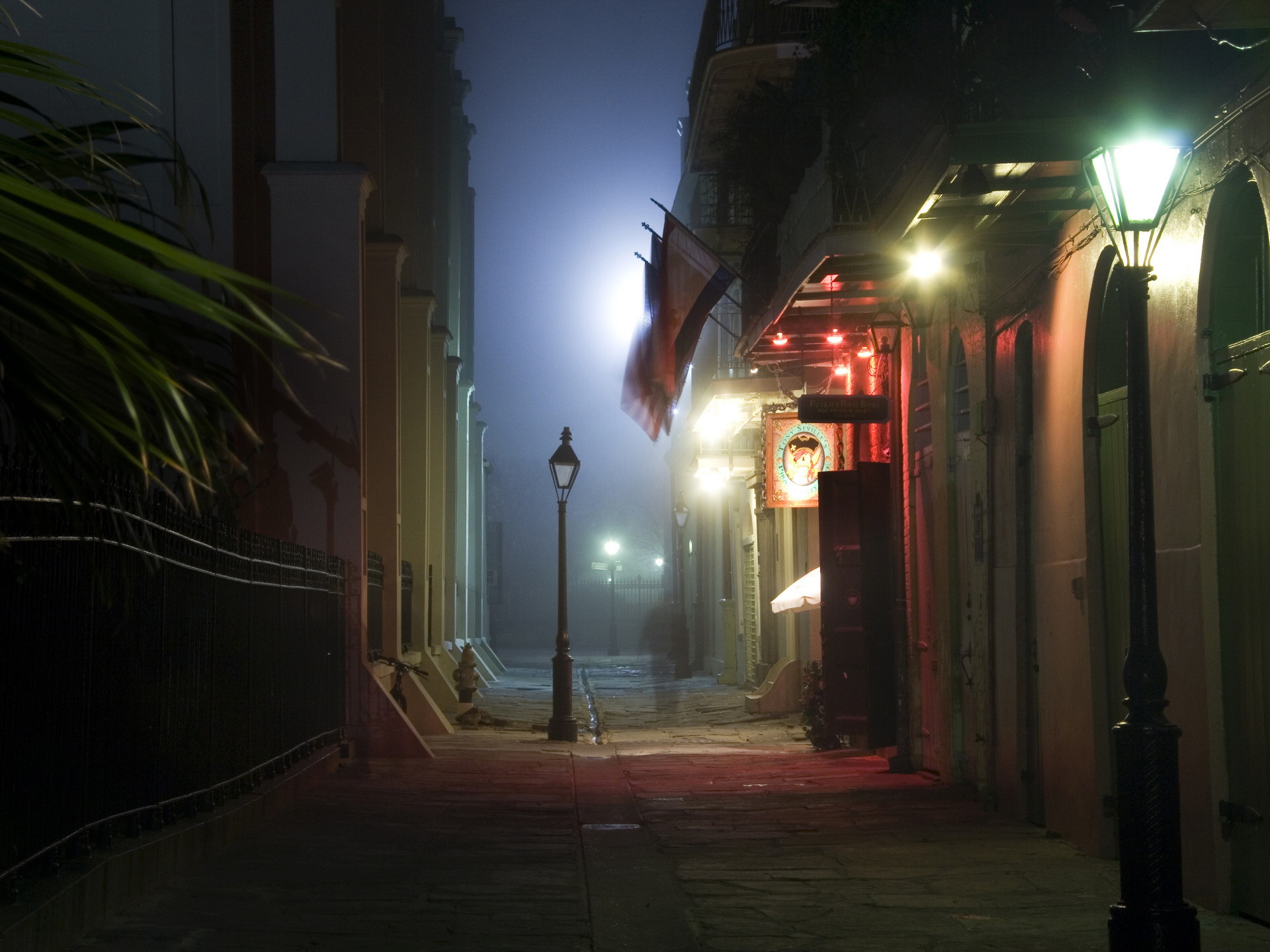 Вечер улица фонарь. Темный переулок Лос Анджелес. Подворотни Лос Анджелес. Новый Орлеан переулок. Тёмный переулок 19 века.