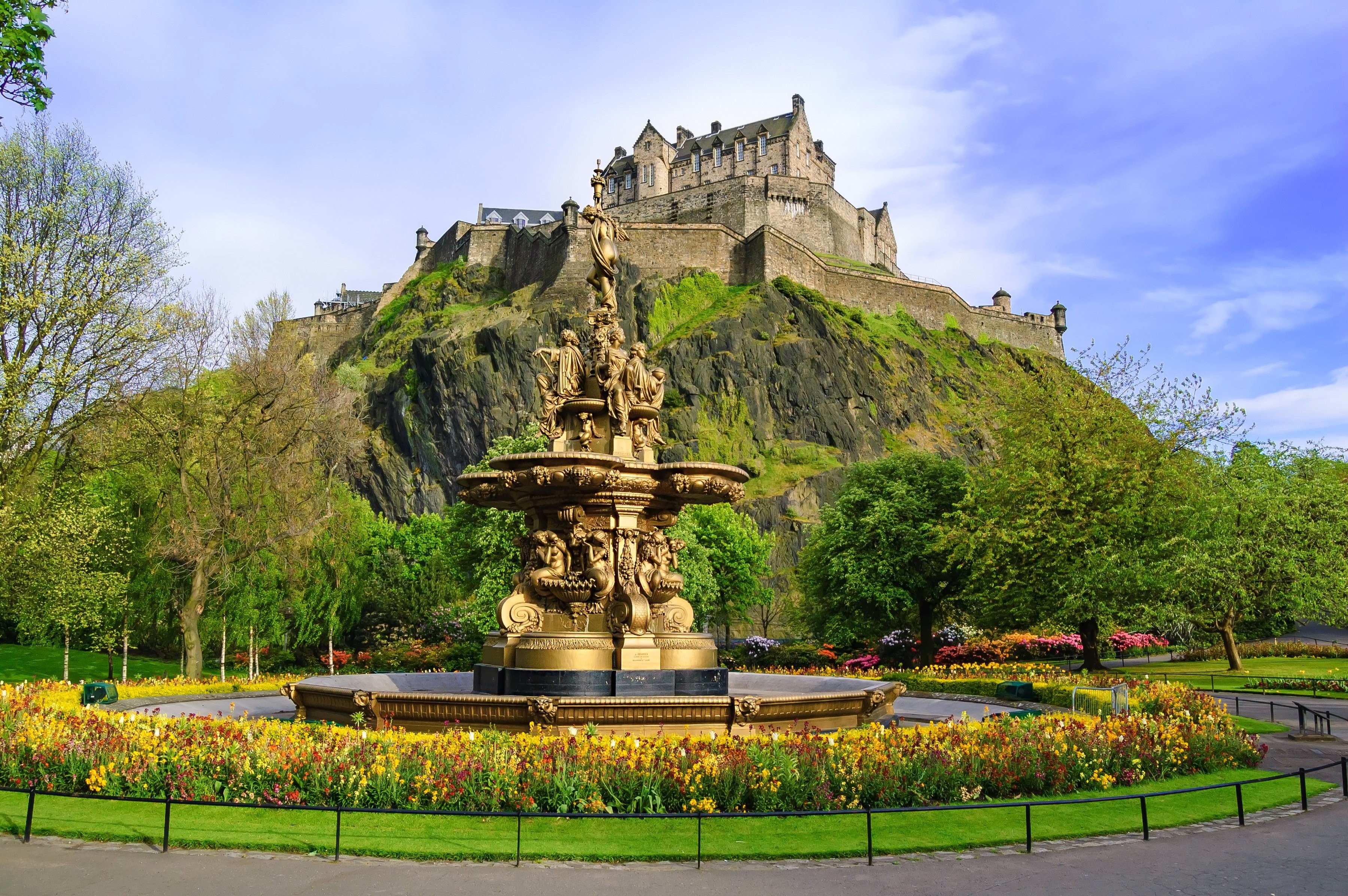 Город фото достопримечательности. Фонтан Росса Эдинбург. Princes Street Gardens Эдинбург. Эдинбургский замок Эдинбург. Эдинбург Касл статуя.