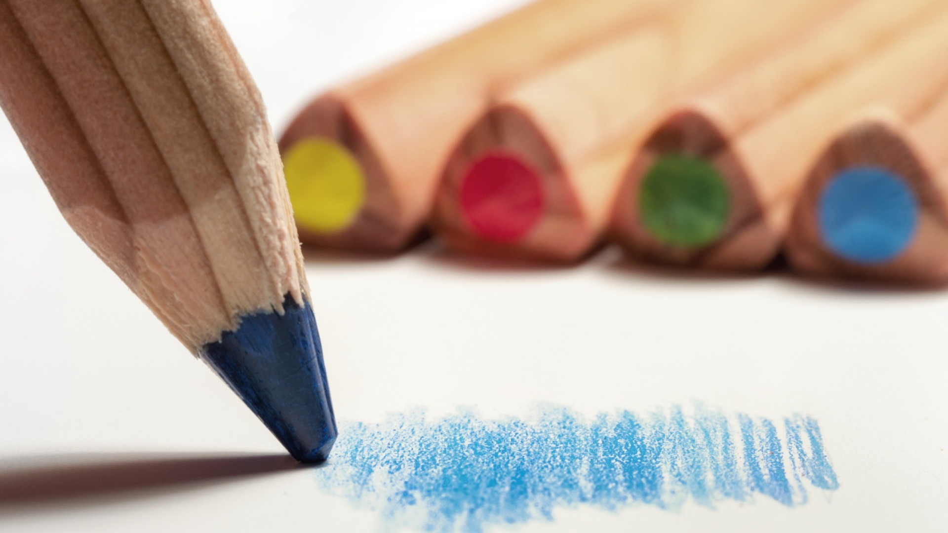 Бумага и цветные карандаши