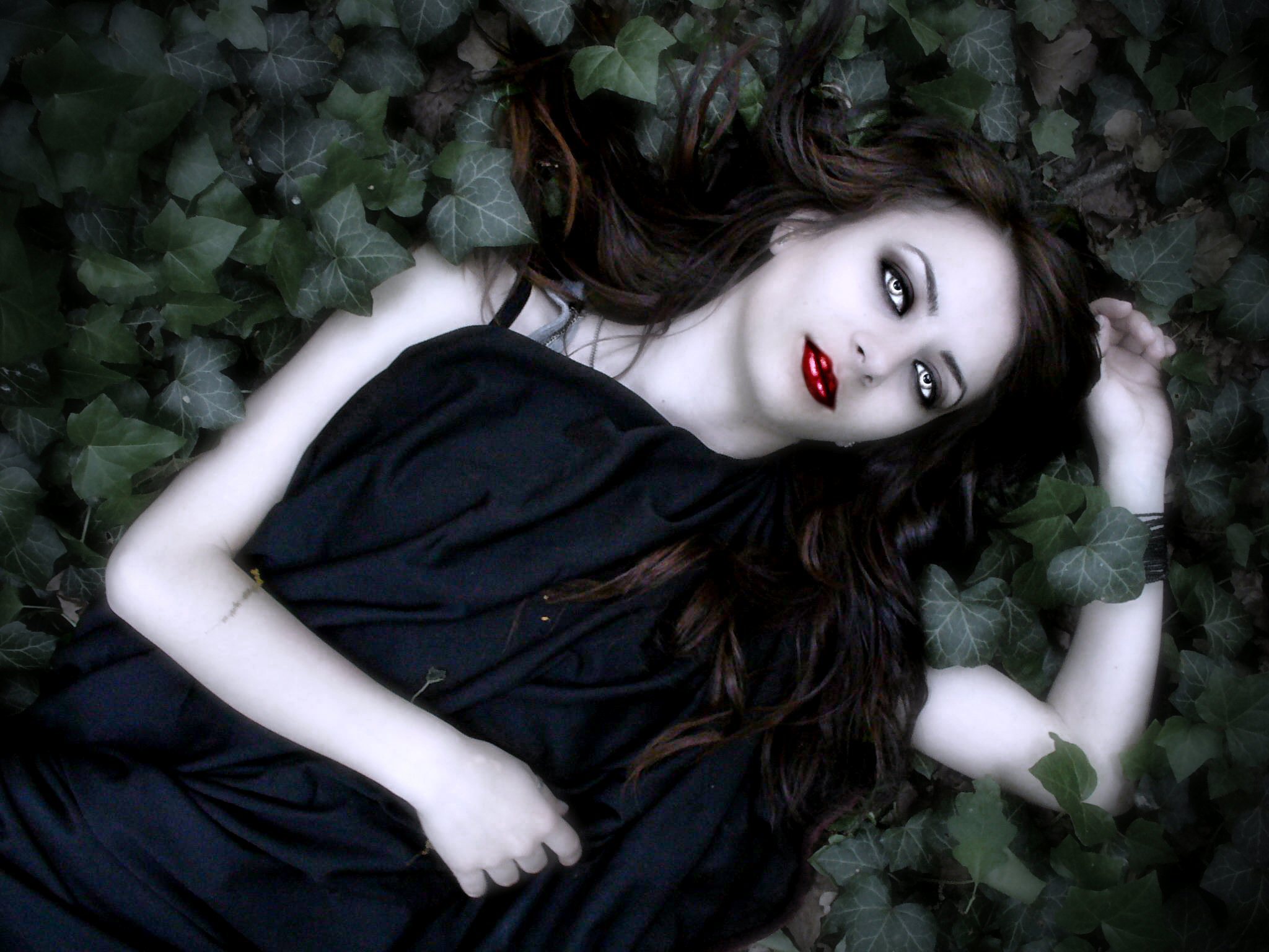 Обои Девушка вампир лежит в листьях.
