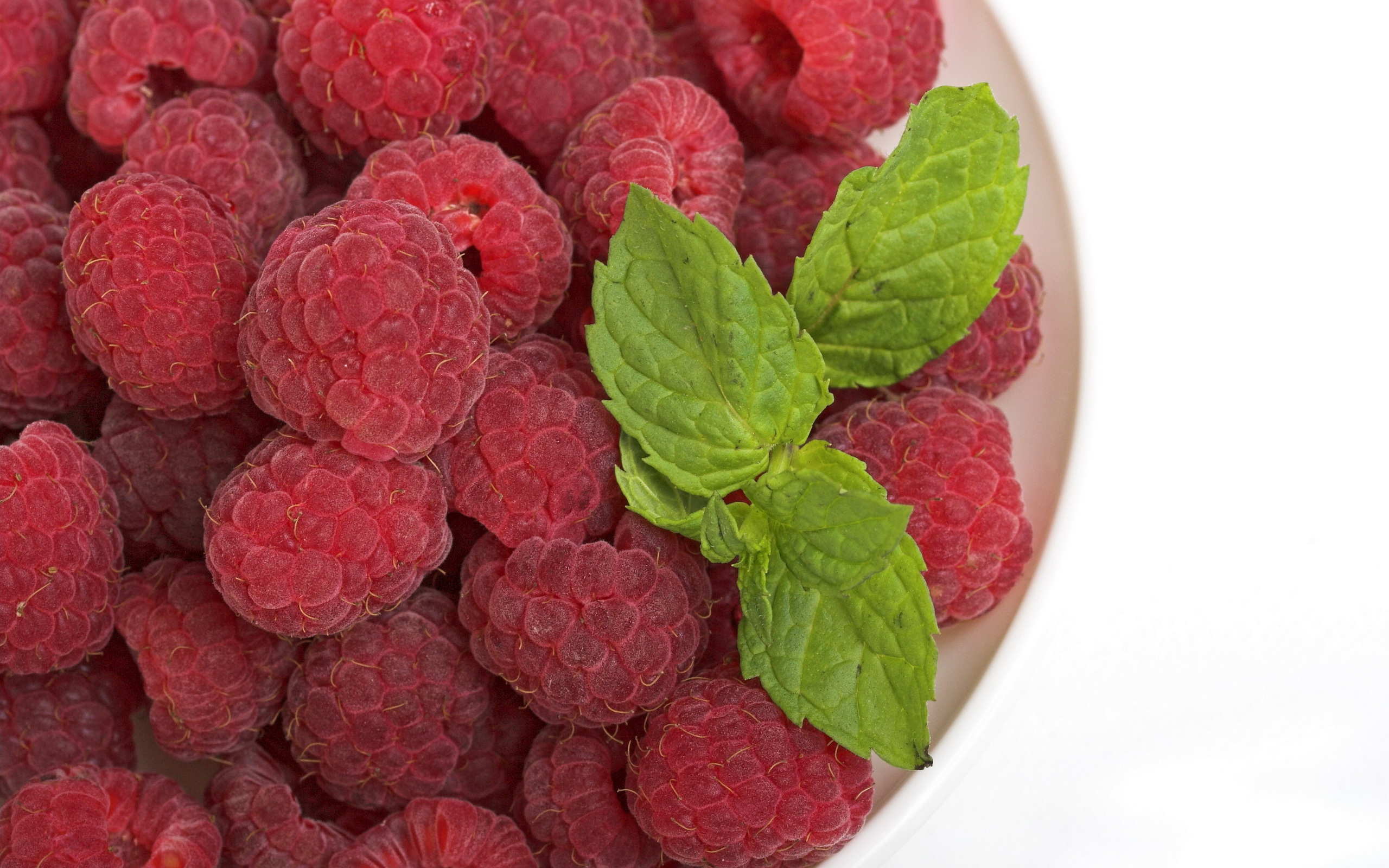 Mint raspberries. Малина мята. Mead малина мята. Заставка на рабочий стол малина. Малина с мятой.