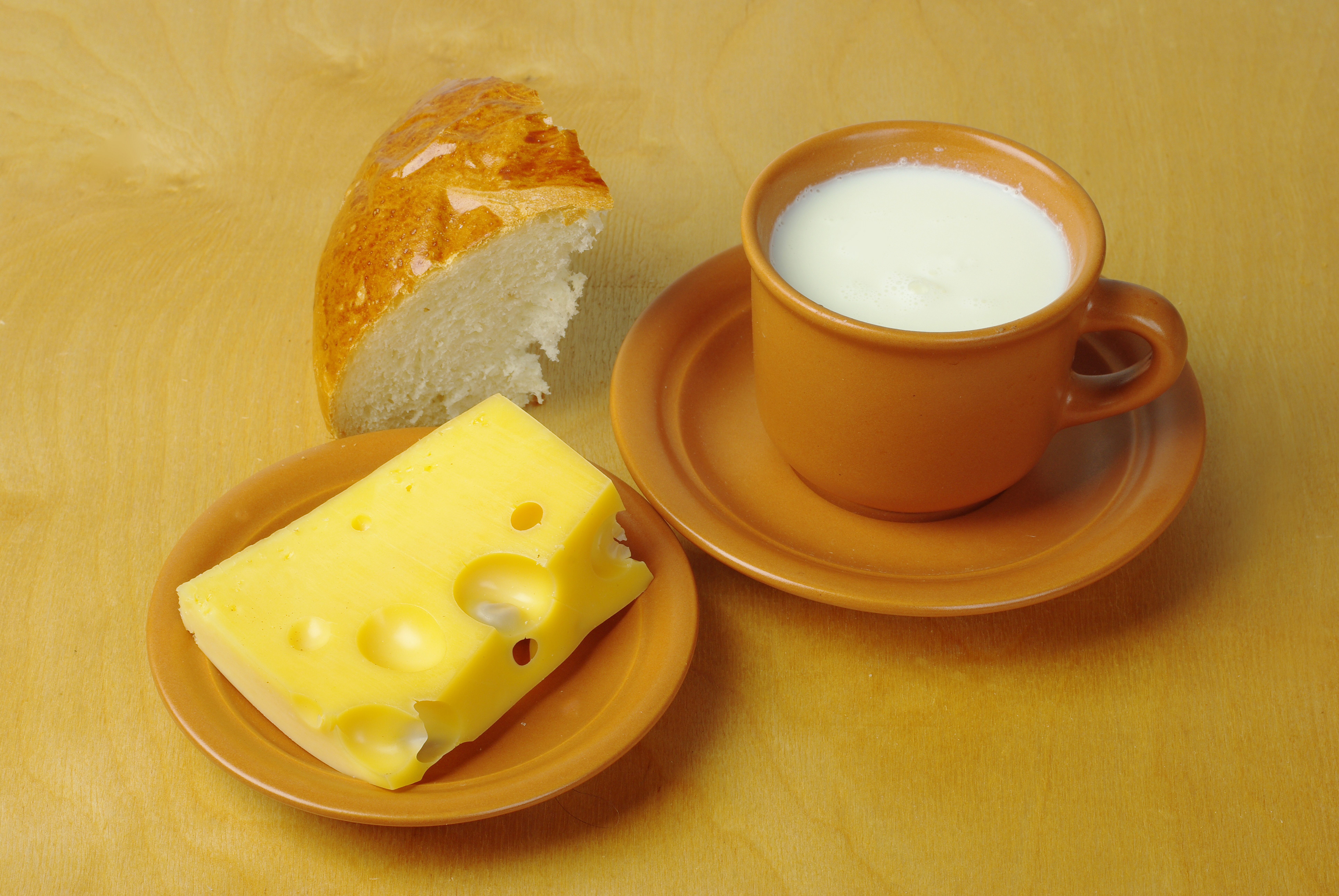 Сливочное масло на завтрак. Молоко сыр. Сыр на завтрак. Бутерброды с маслом на завтрак. Завтрак с молоком.
