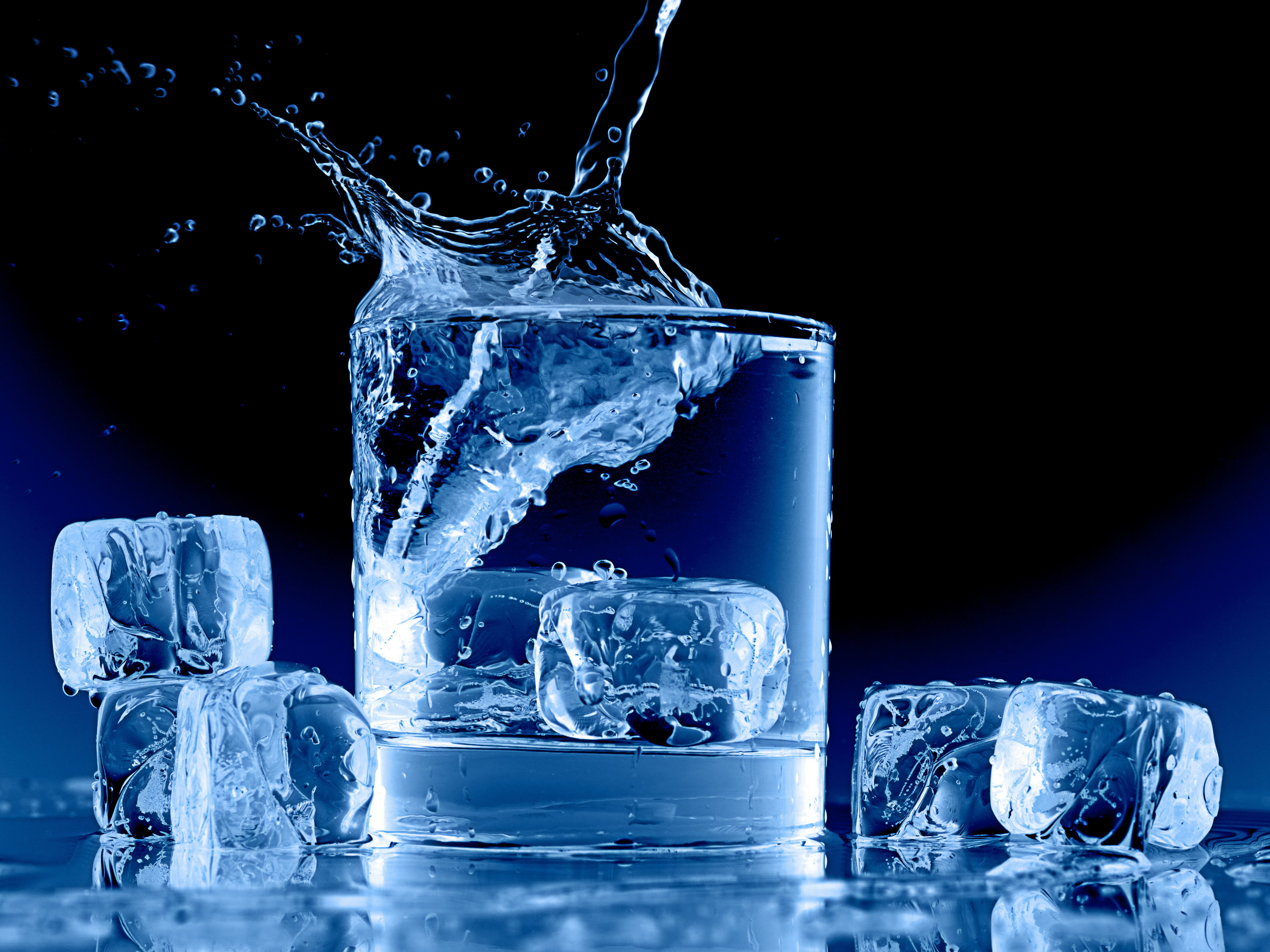 Питьевая вода лед. Ice Cube лед Water. Лед в стакане. Кубики льда в стакане. Стакан воды со льдом.