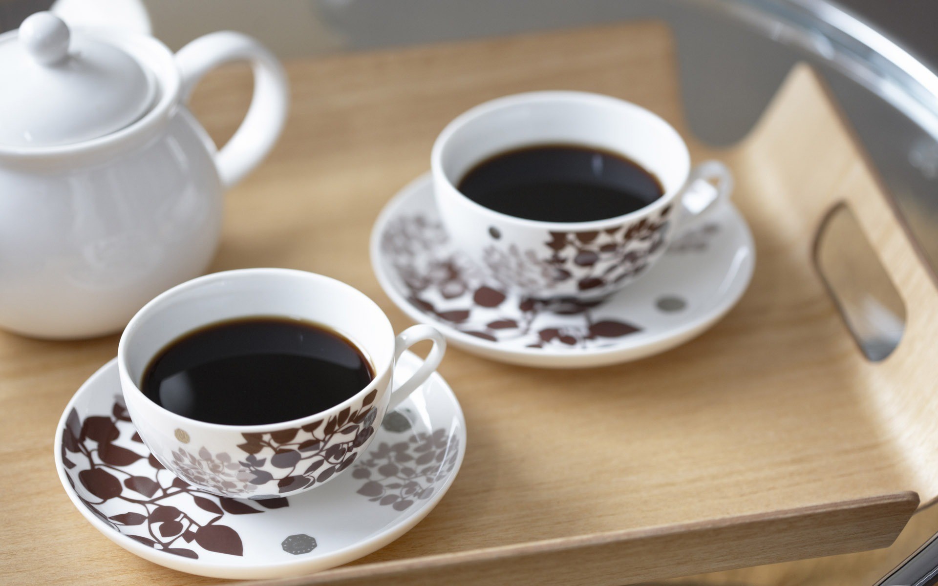 Две чашки кофе на столе фото