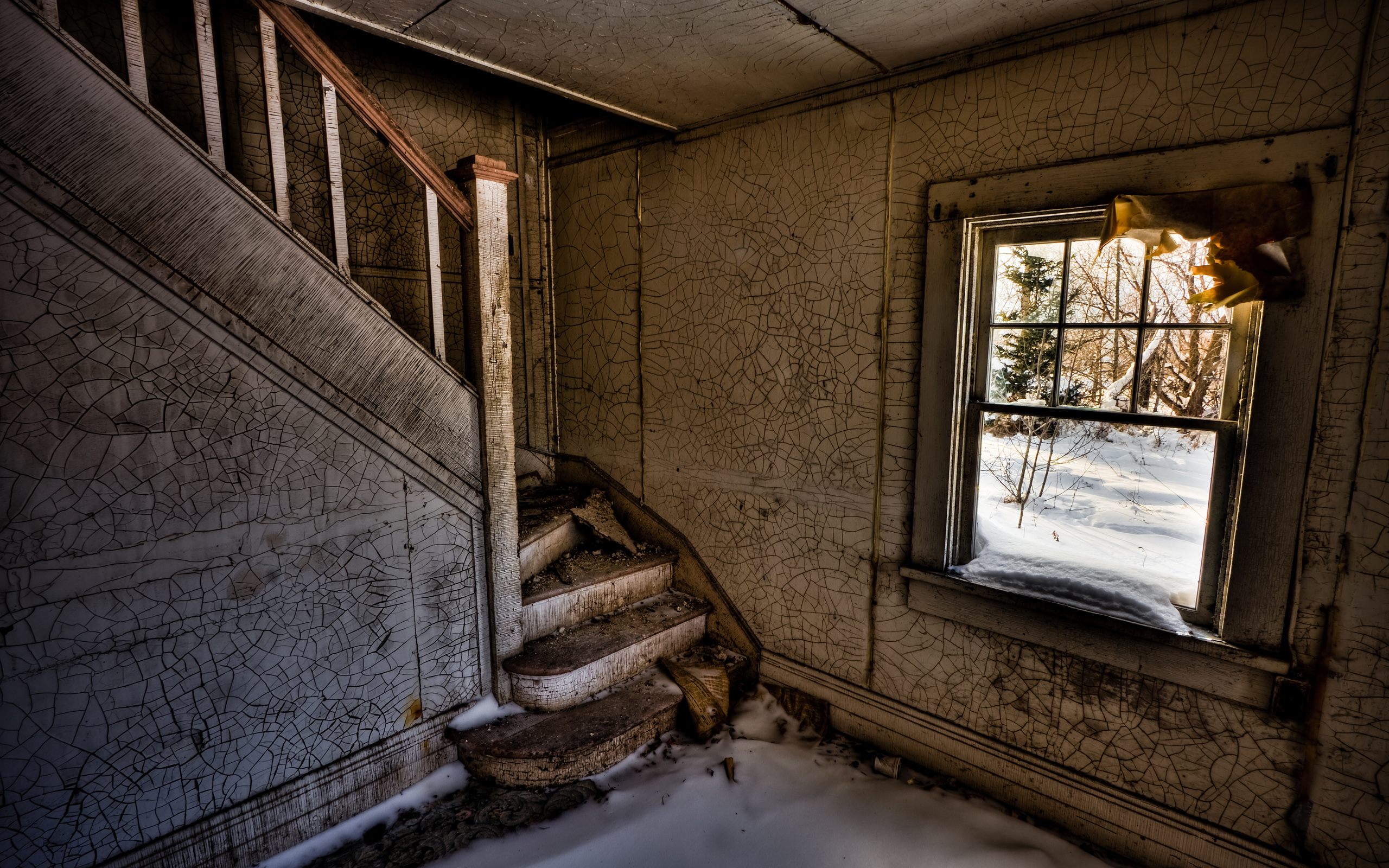 Разрушенный подъезд. Заброшенный дом внутри. Заброшенное здание внутри. Окно в заброшенном здании. Окно в заброшенном доме.