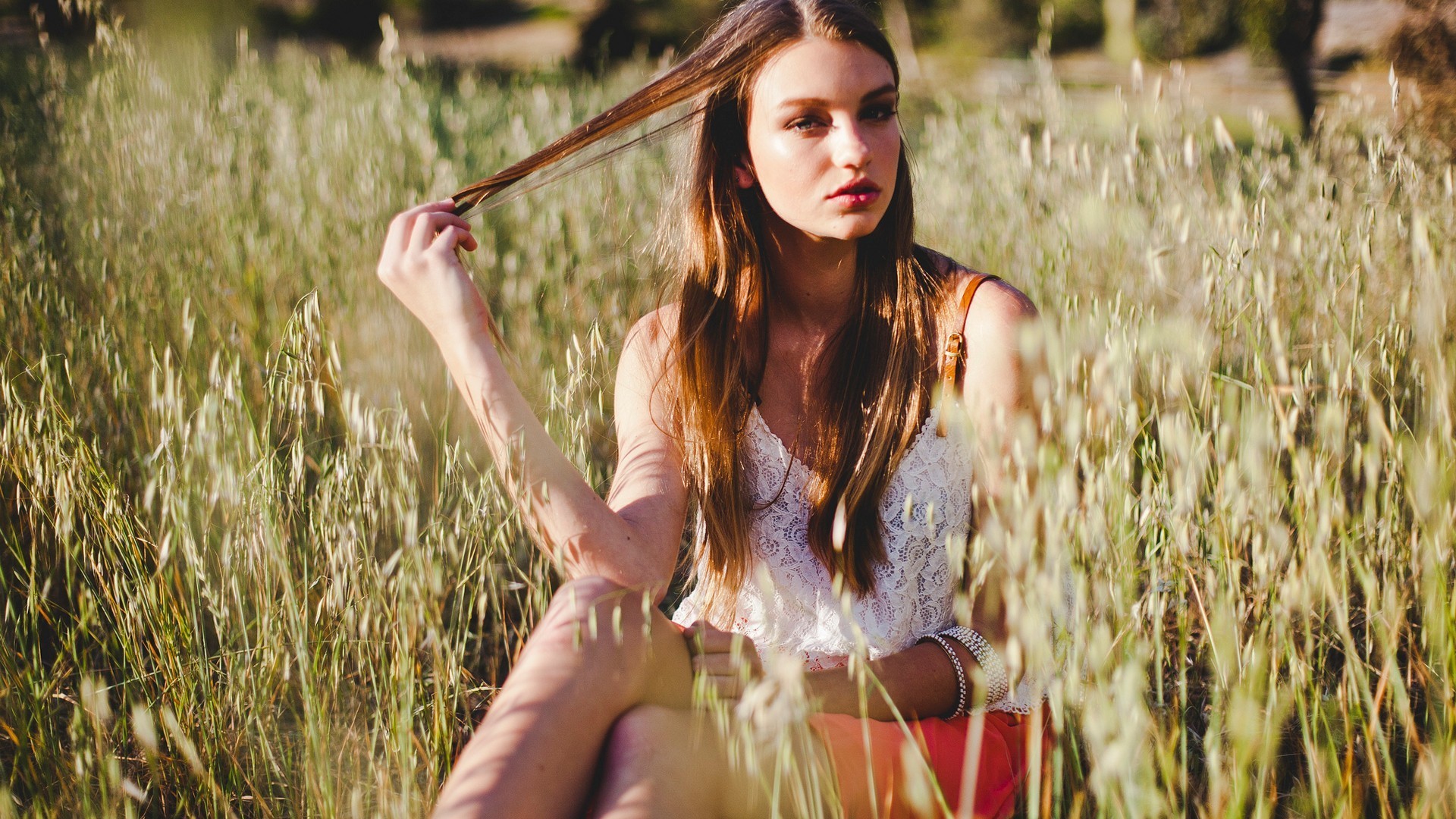 Girl field. Женщина в траве. Яркая фотосессия на природе. Фотосессия на траве девушка. Женщина на покосе.