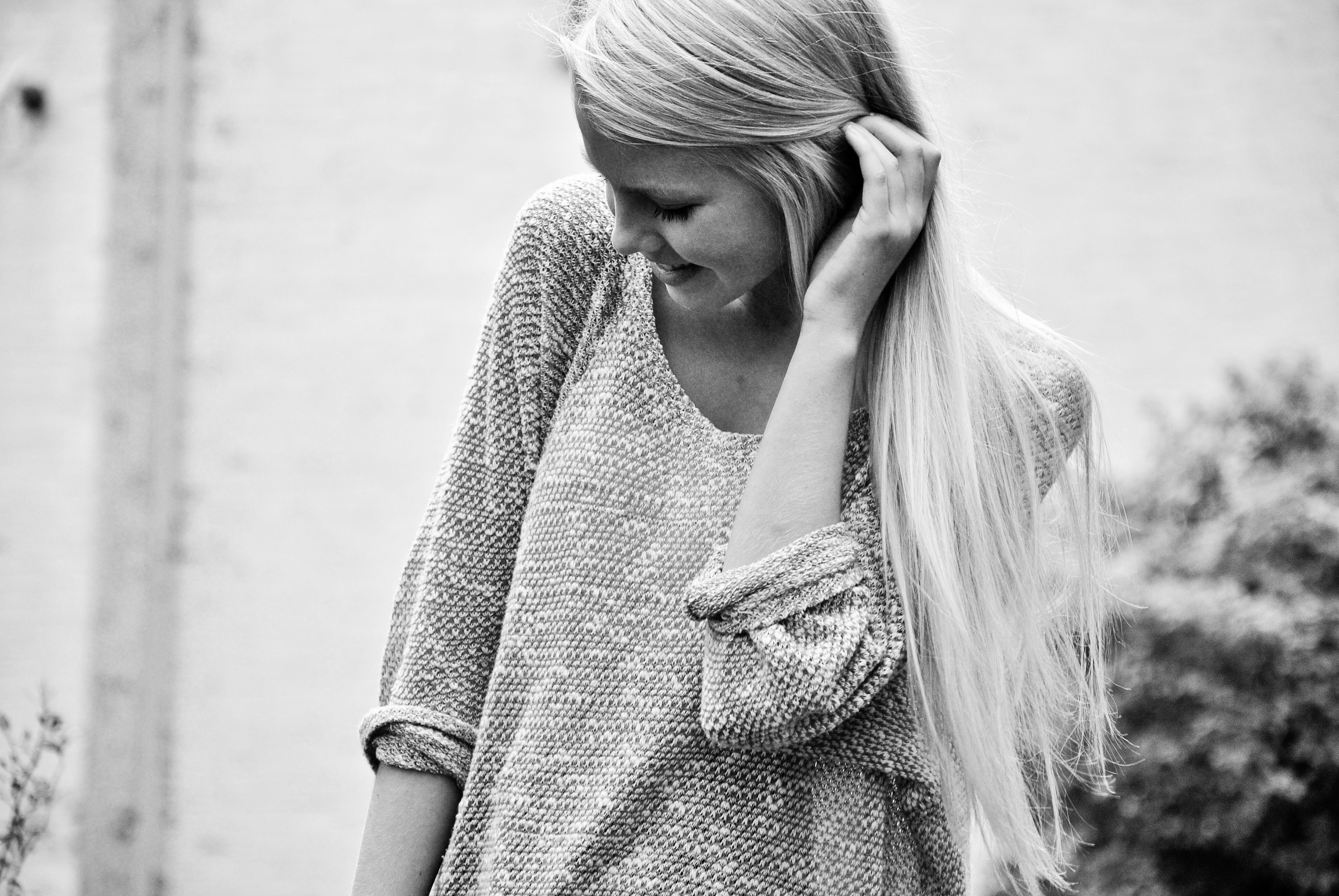 Девушка в свитере со спины