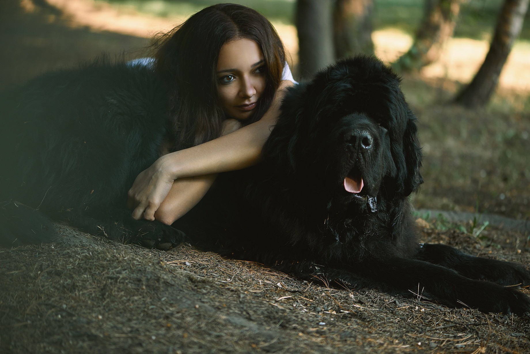 Девушка с черной собакой