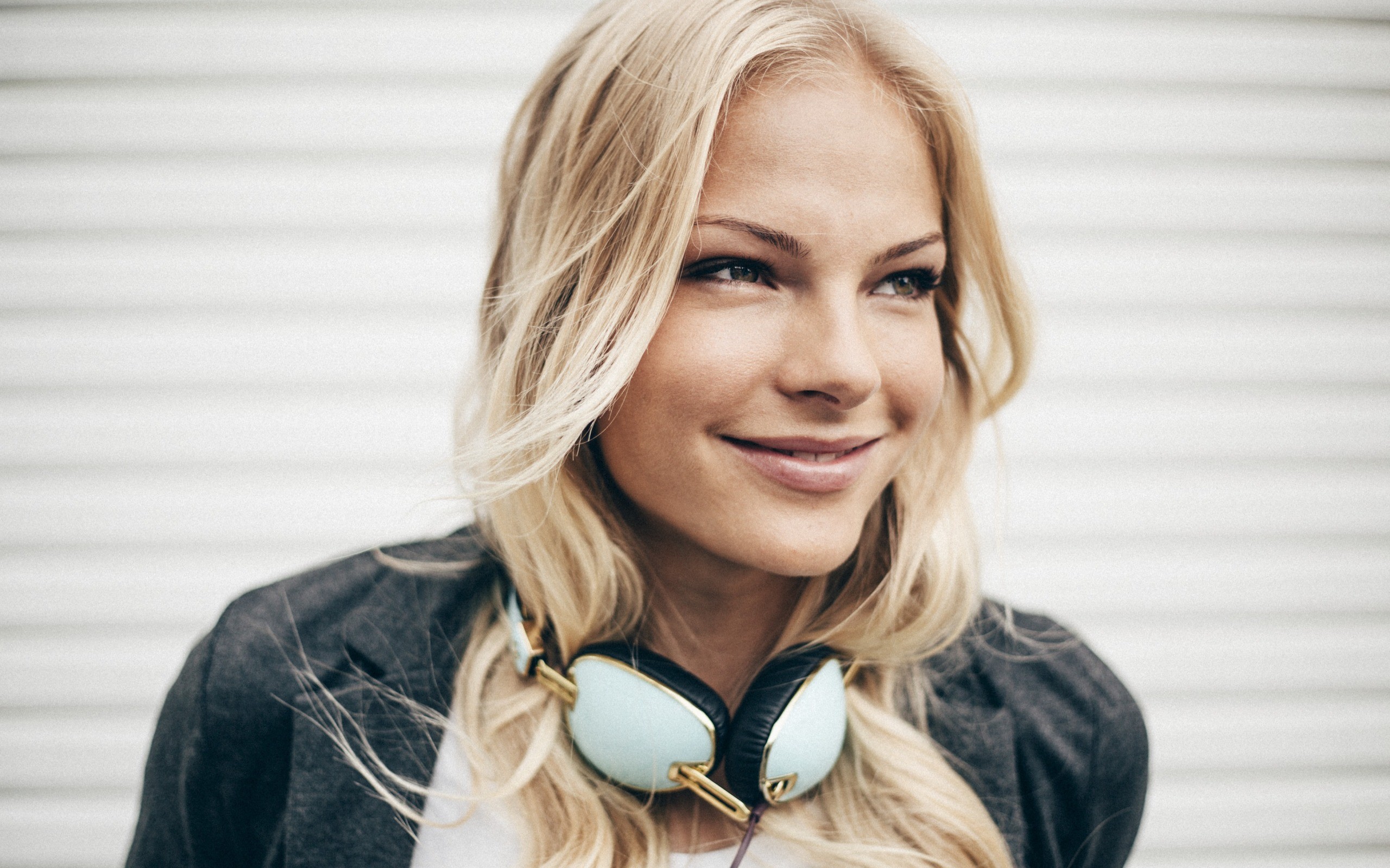 Wallpaper Darya Klishina with headphones around his neck » On-desktop