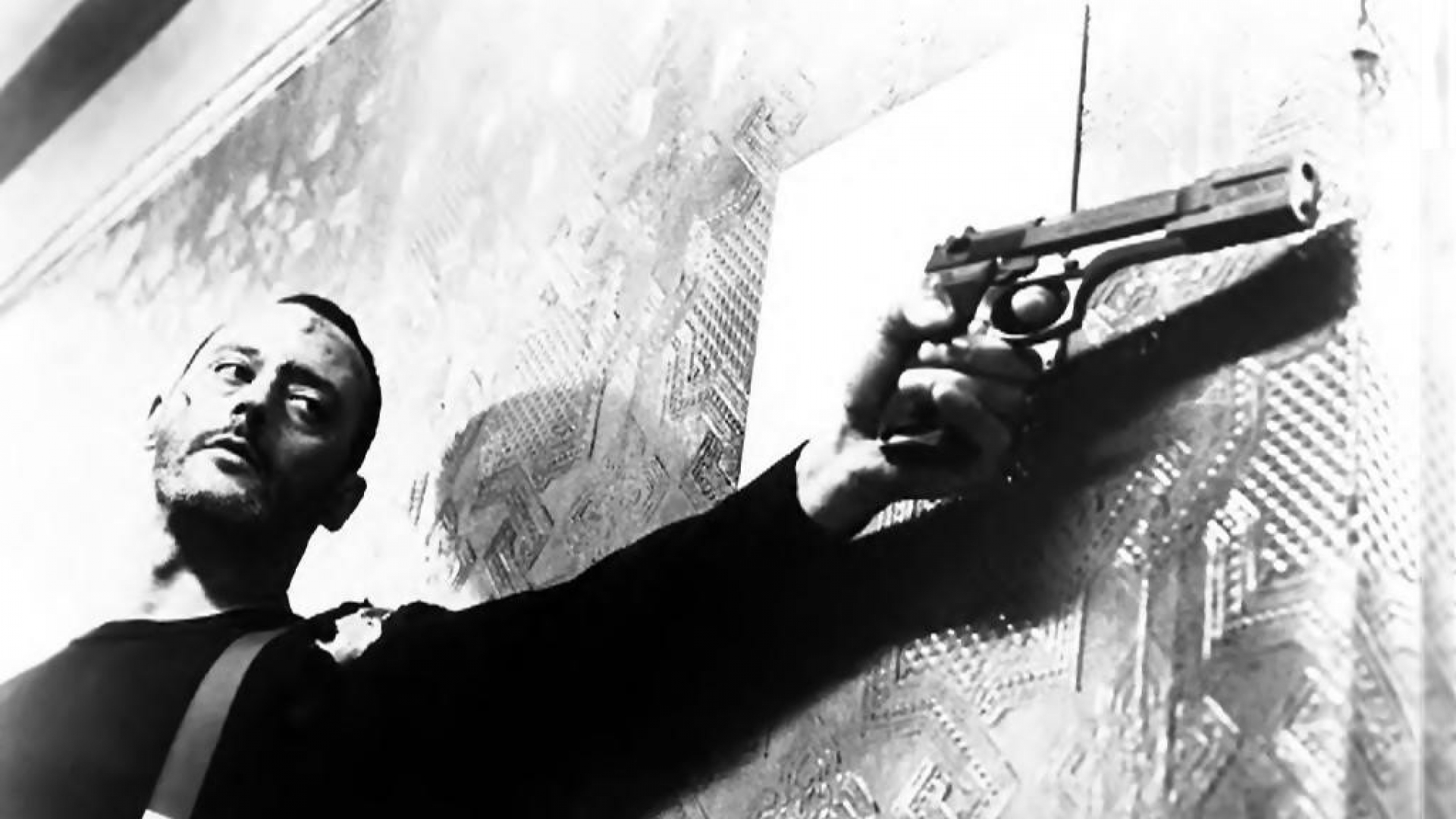 Жан Рено с пистолетом