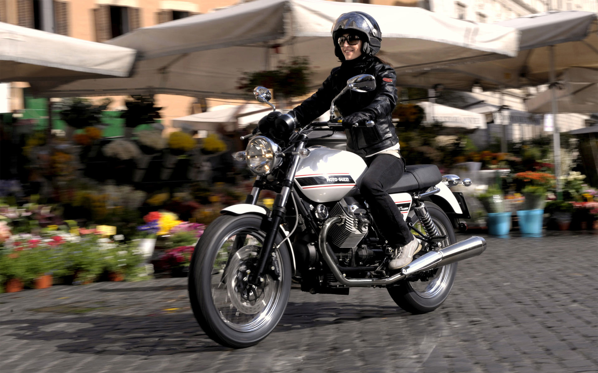 Moto Guzzi v7 девушка