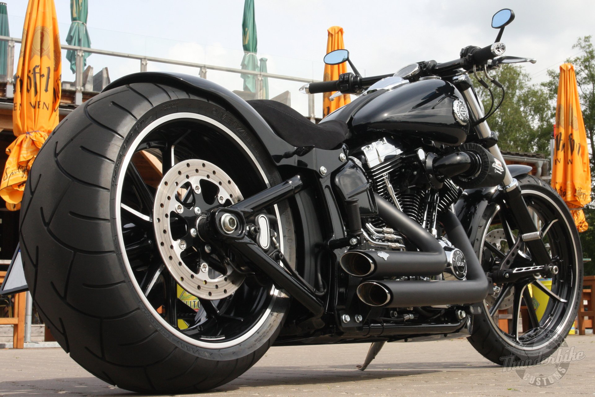 Байк виды. Мотоцикл Харлей Дэвидсон. Харлей Дэвидсон мотоциклы с широким задним колесом. Харлей Дэвидсон с широким колесом. Thunderbike Harley-Davidson Breakout.